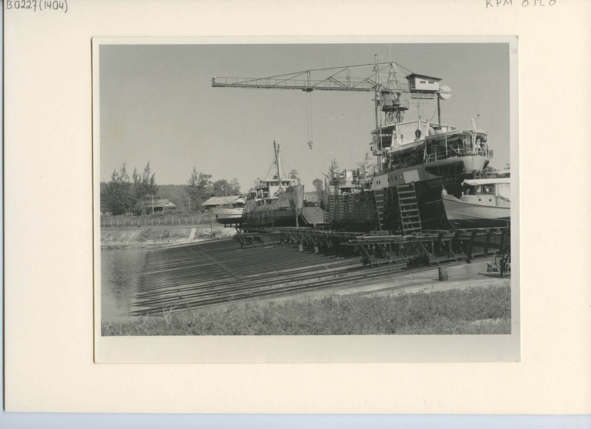 B.0227(1404); Foto van ms. Sungei Bila tijdens de droogzetting te Manokwari; foto