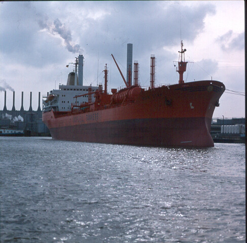 S.9100(8411); Dia van de Noorse gastanker ms. Bow Star met op de achtergrond de Hemweg [...]; diapositief