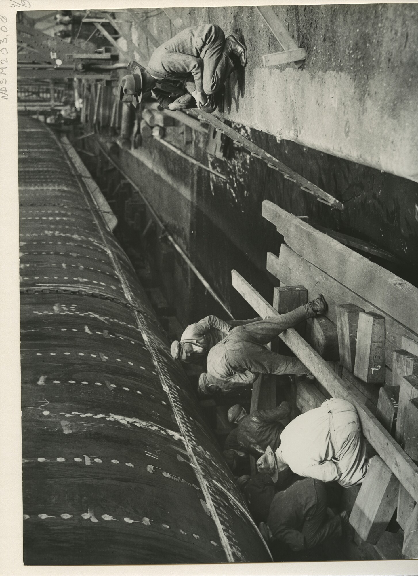 S.5444(0820)4; Foto van de tewaterlating van het vrachtschip ms. Tabian; foto
