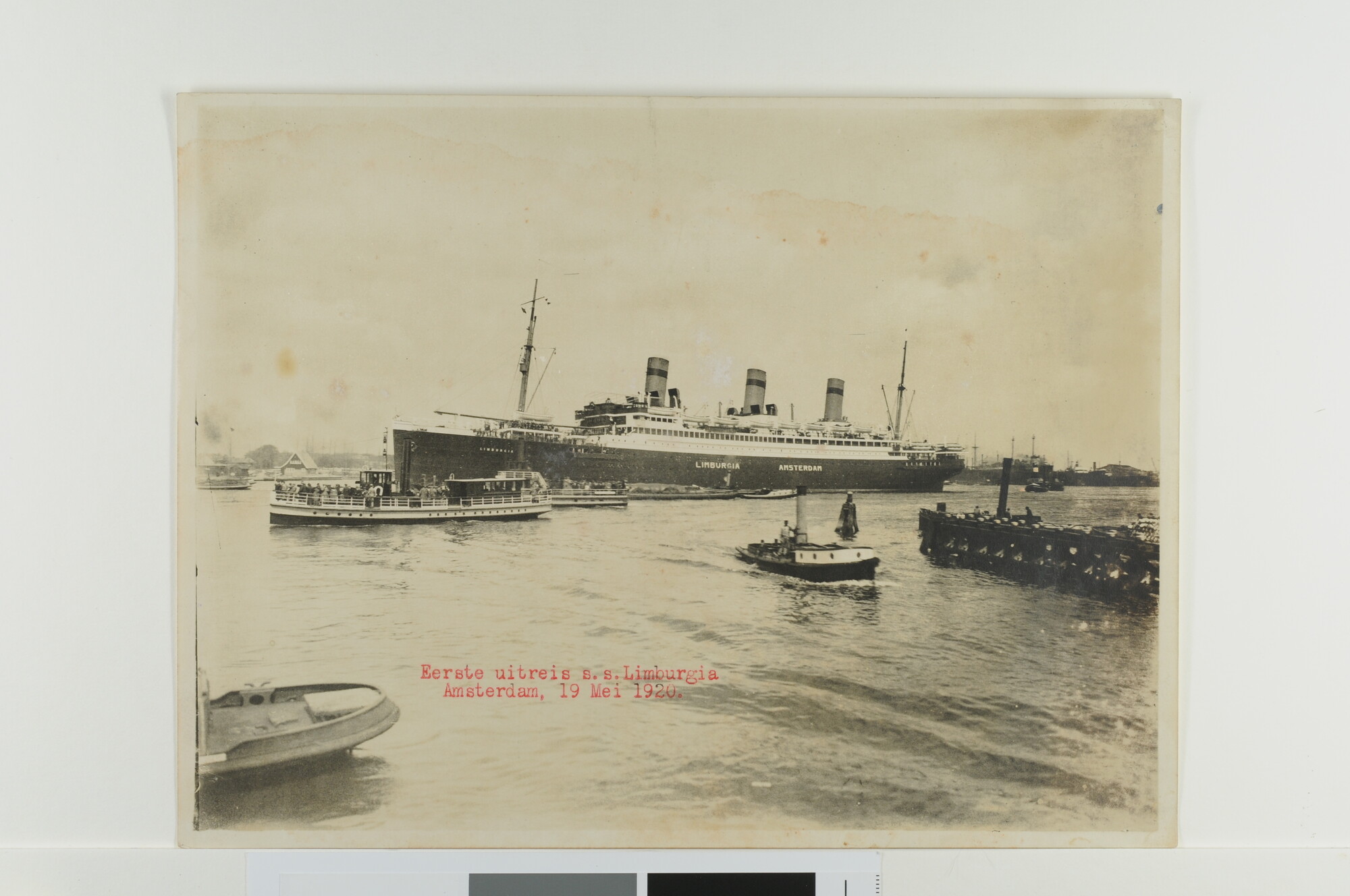 S.6483(4045)b; Eerste uitreis van het passagiersschip ss. Limburgia van de KHL; foto