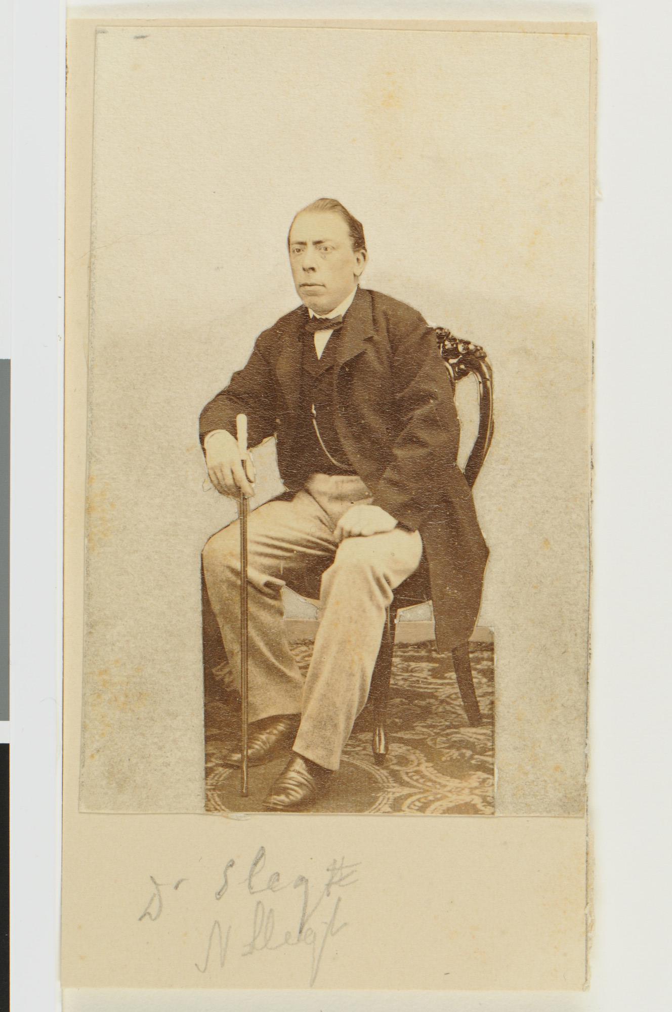 A.1361(25)10; Portretfoto van Dr. N. Slegt; foto