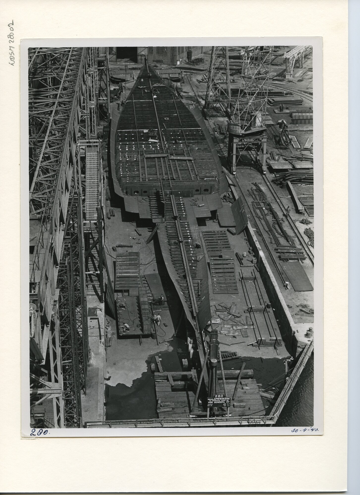 S.5444(1574); Foto van het vrachtschip ms. Amerskerk in aanbouw bij de NSM; foto