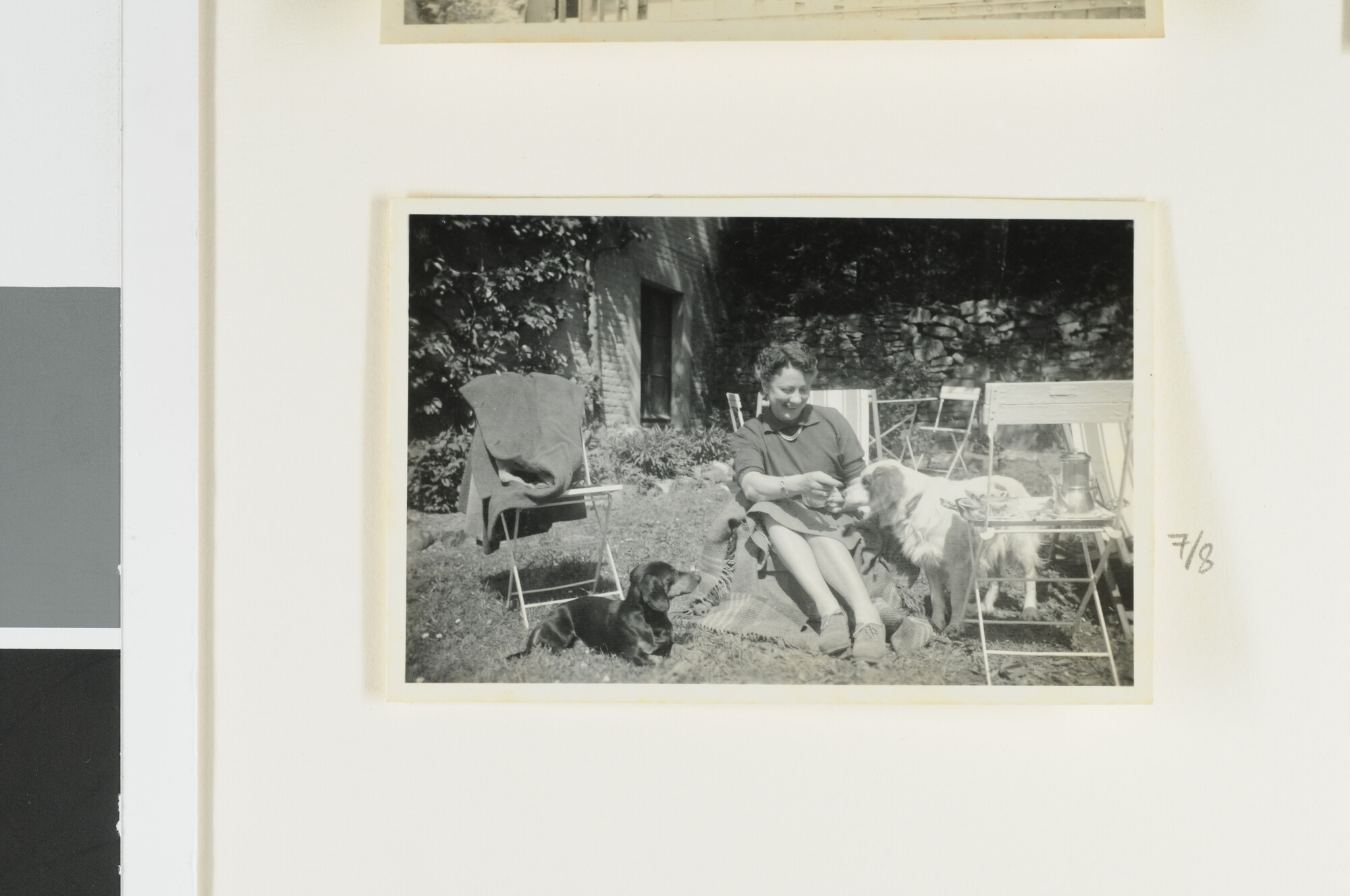 S.5548(105); Foto's afkomstig uit een klein persoonlijk album van J.D. van Schooten; foto