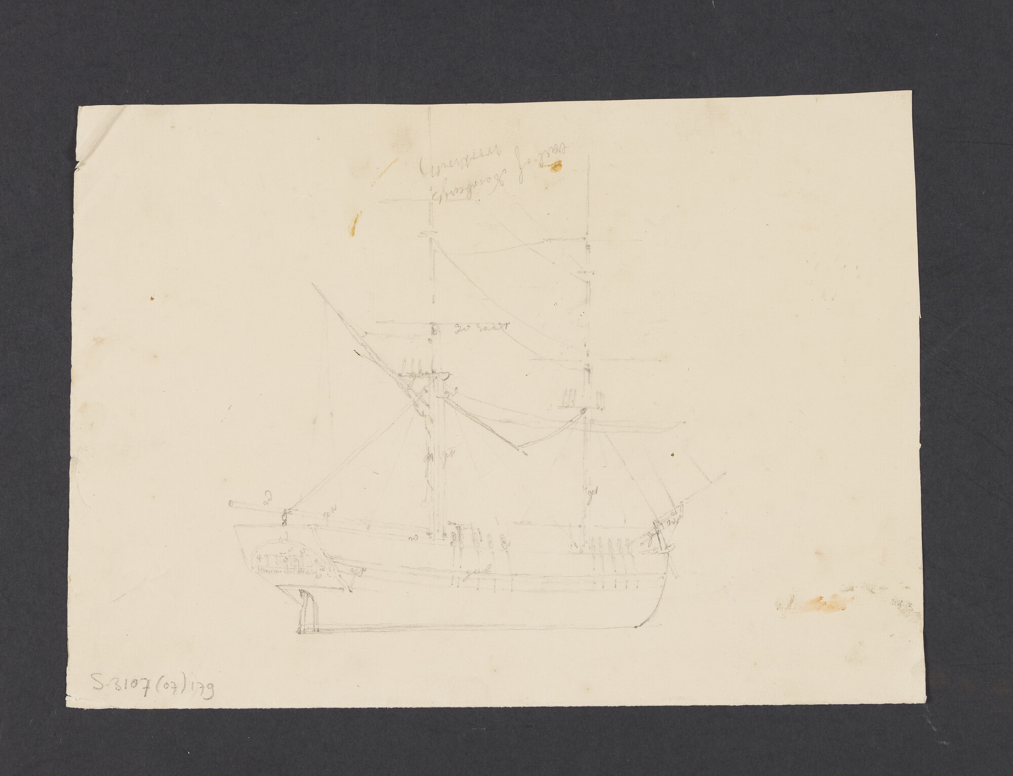 S.3107(07)179; Verschillende schetsen van een tweemastzeilschip waaronder de spiegel en boeg; tekening