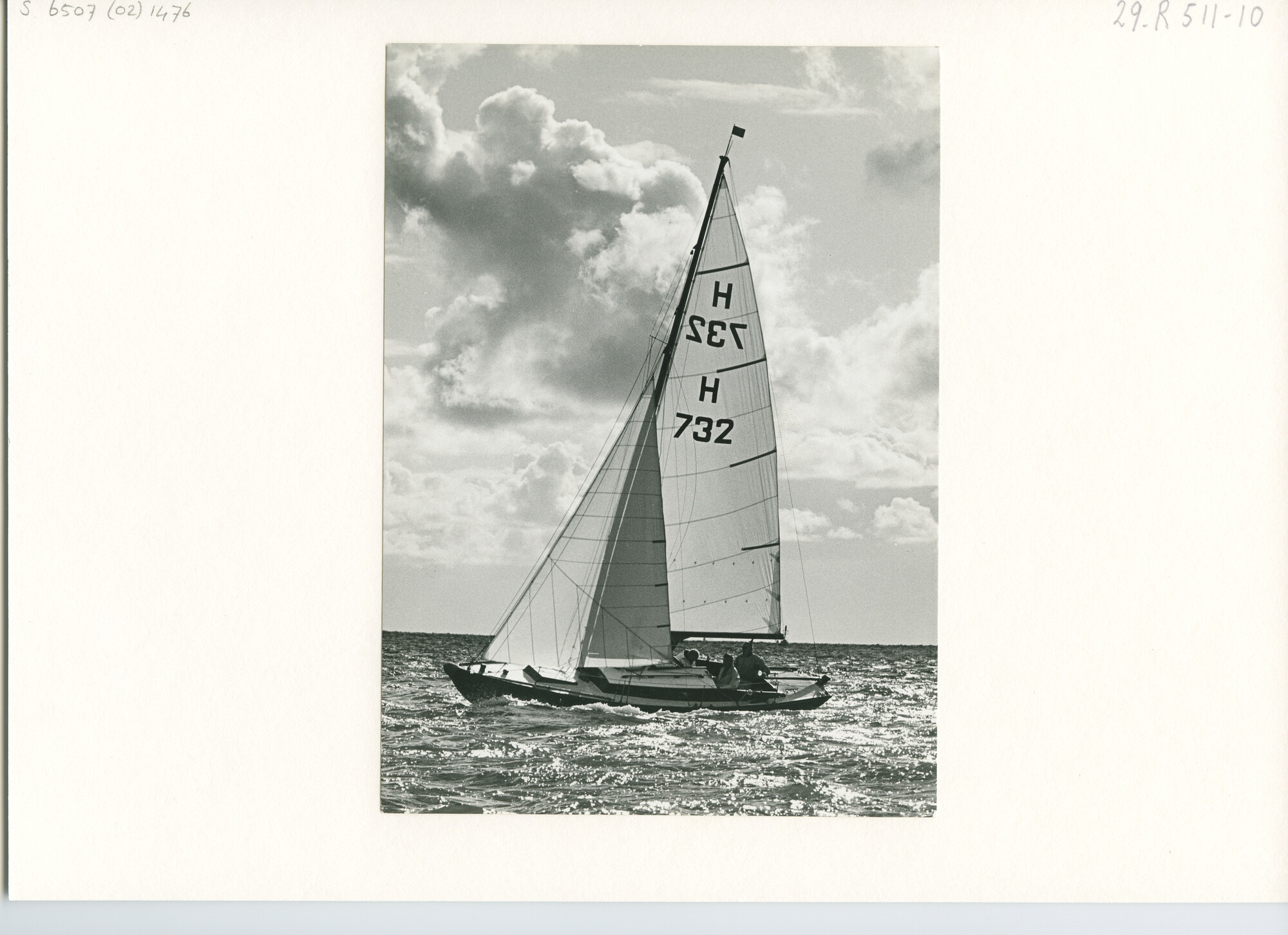 S.6507(02)1476.05; Zwart-wit foto van deelnemers aan zeilwedstrijden voor Den Helder, georganiseerd door de KMJC; foto