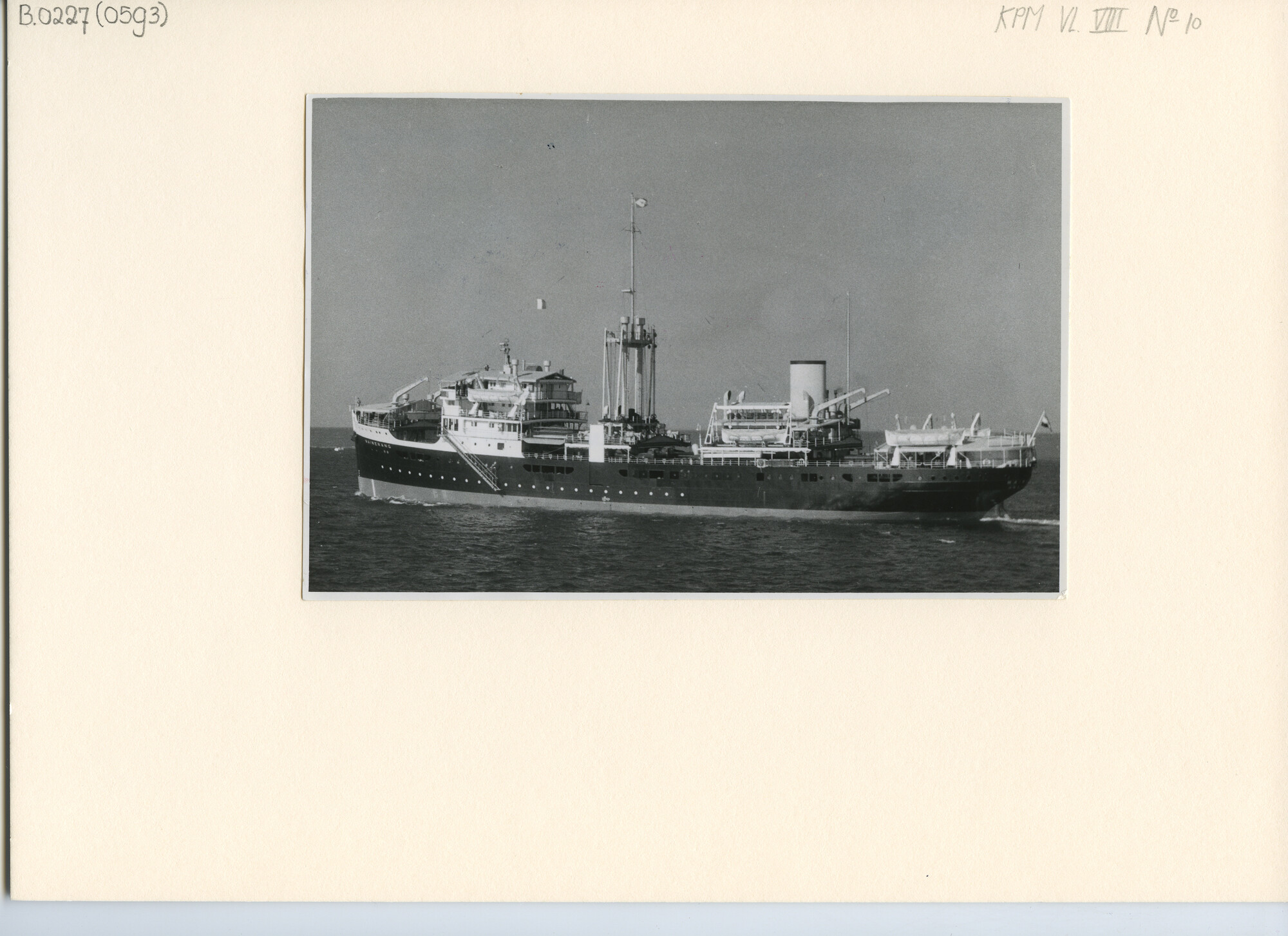 B.0227(0593); Foto van ms. Waiwerang van de KPM; foto