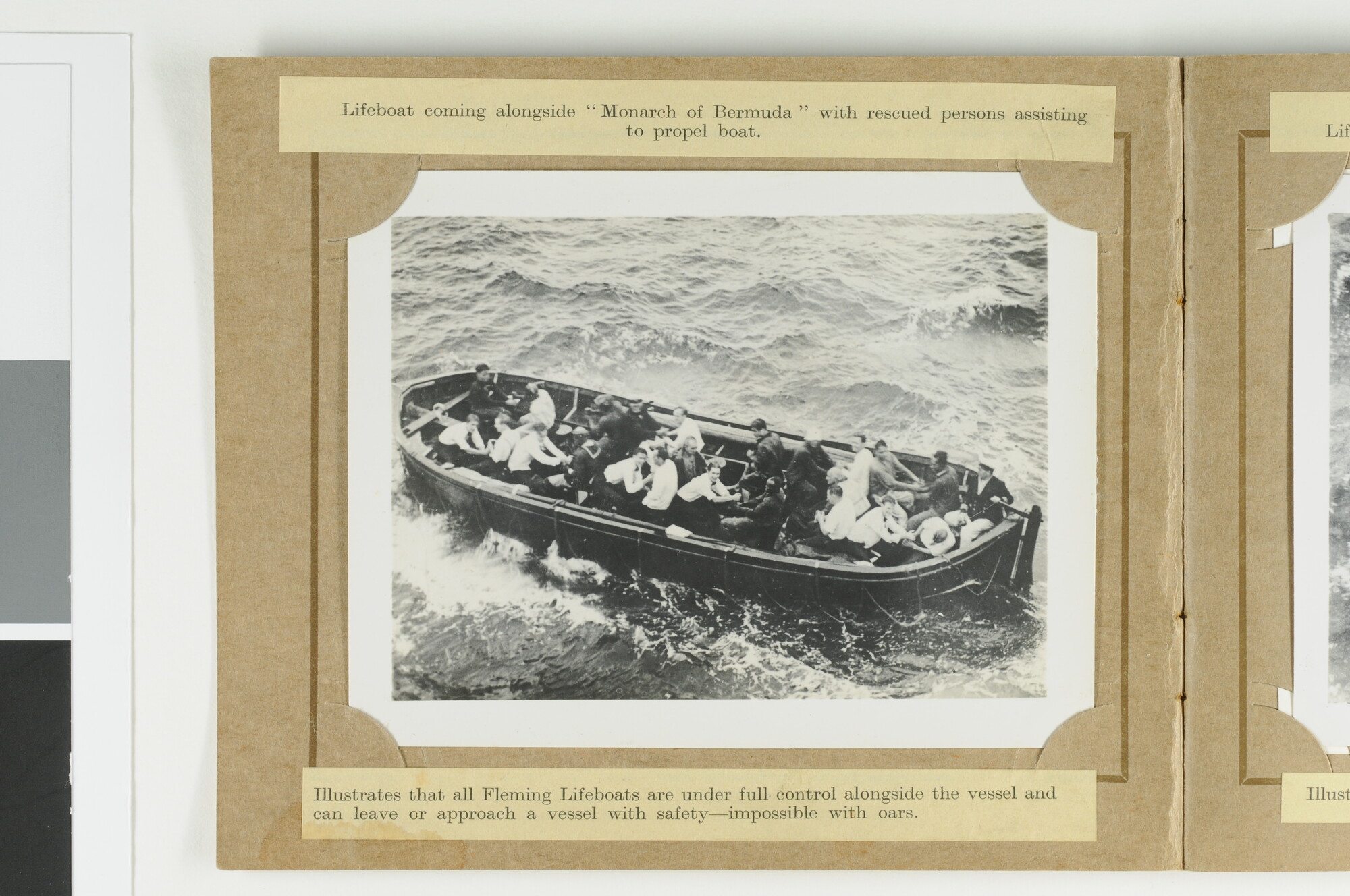 S.5647(146)a; Klein mapje met foto's over het gebruik en de voordelen van Flemming Hand Propelled Lifeboats; fotoalbum