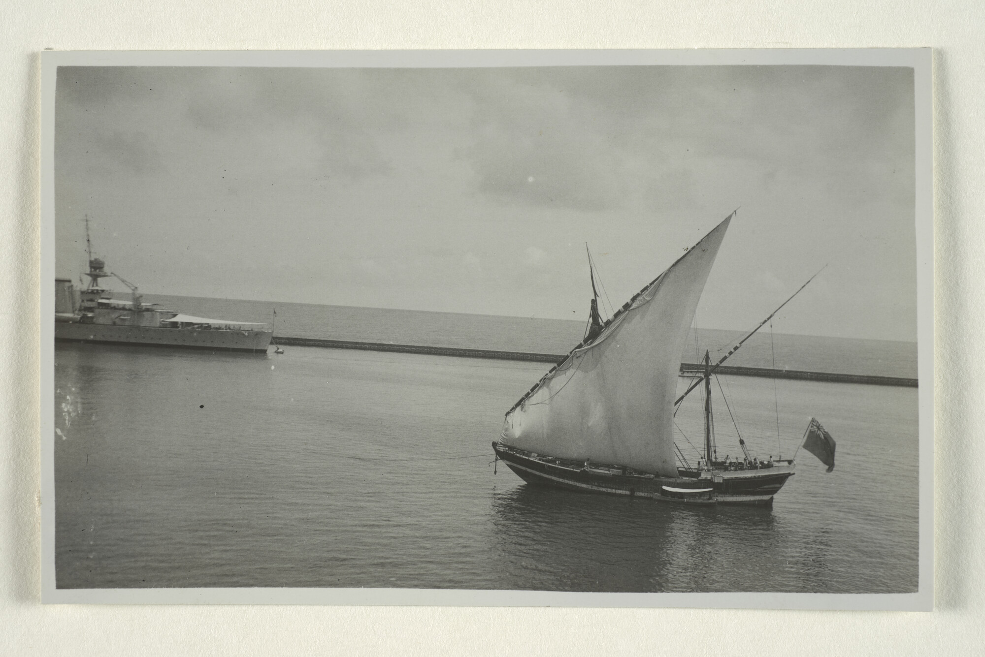 1995.1671; Fotos van de Britse kruiser HMS Vindictive ligt afgemeerd in de haven van [...]; fotoreportage