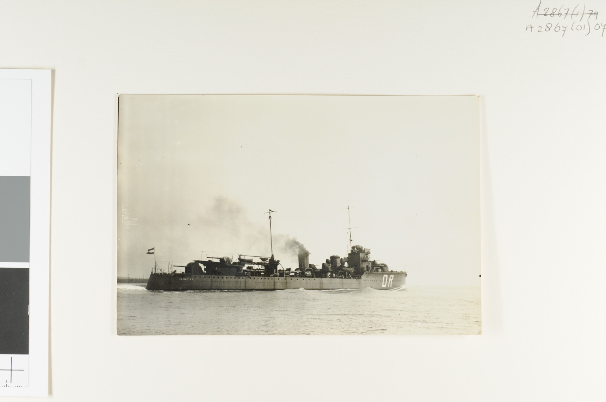 A.2867(01)074; De torpedobootjager Hr.Ms. 'De Ruyter' op weg voor de proefvaart; foto
