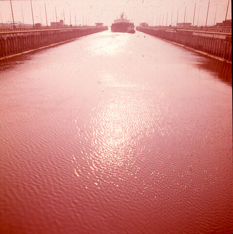 S.9100(2087); Dia (tegenlichtopname) van de Duitse bulkcarrier ms. Odin in de Noordersluis van IJmuiden [...]; diapositief