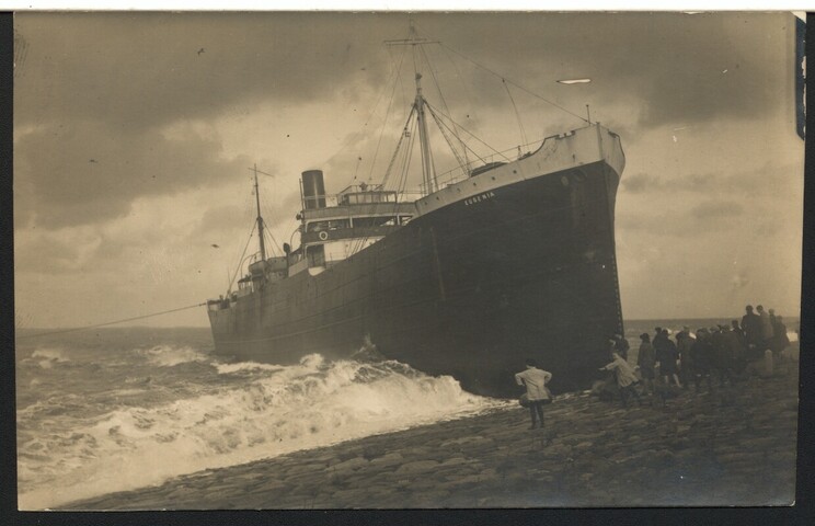 1990.0037; Stranding en berging op de zeedijk bij Den Helder van het Griekse vrachtschip [...]; prentbriefkaart-serie