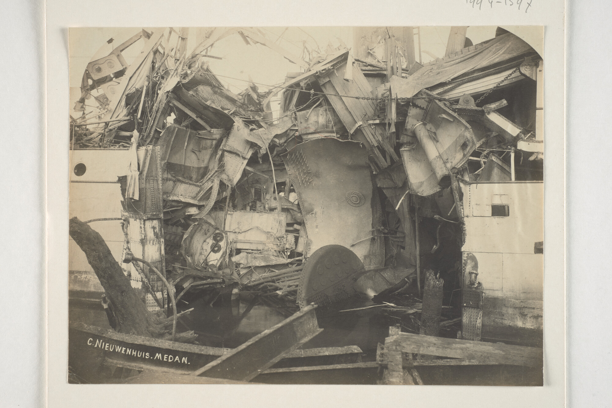 1994.1597; Schadefoto van het ss. 'Pahud' na de ketelexplosie aan de steiger te Belawan-Deli, april 1908; foto