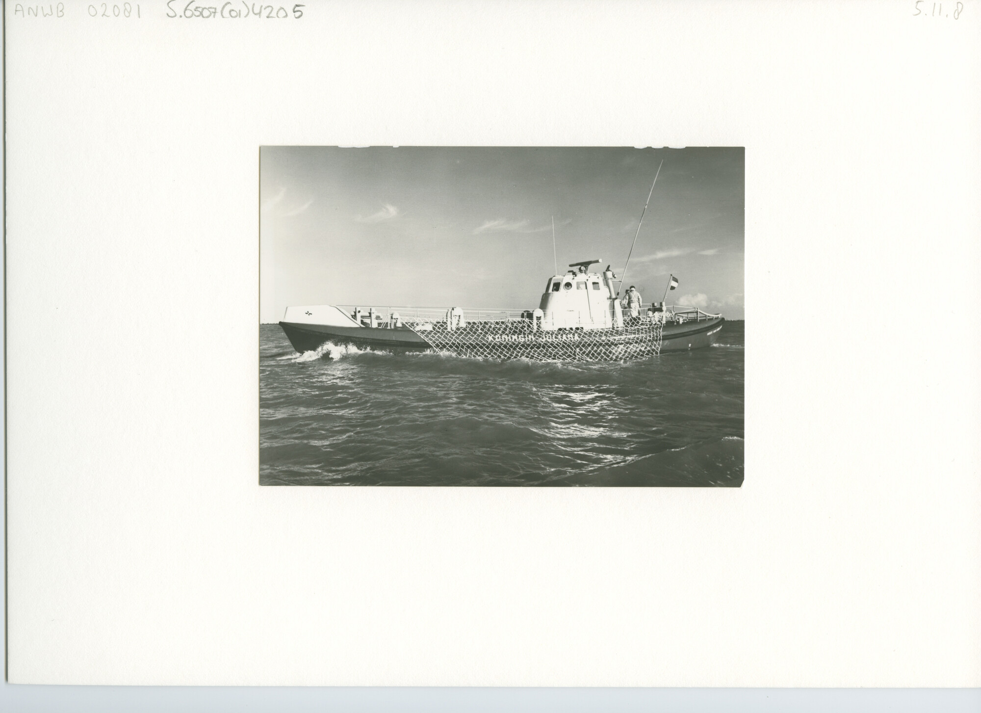 S.6507(01)4205; De motorreddingboot Koningin Juliana van de KZHRMS varend op zee; foto