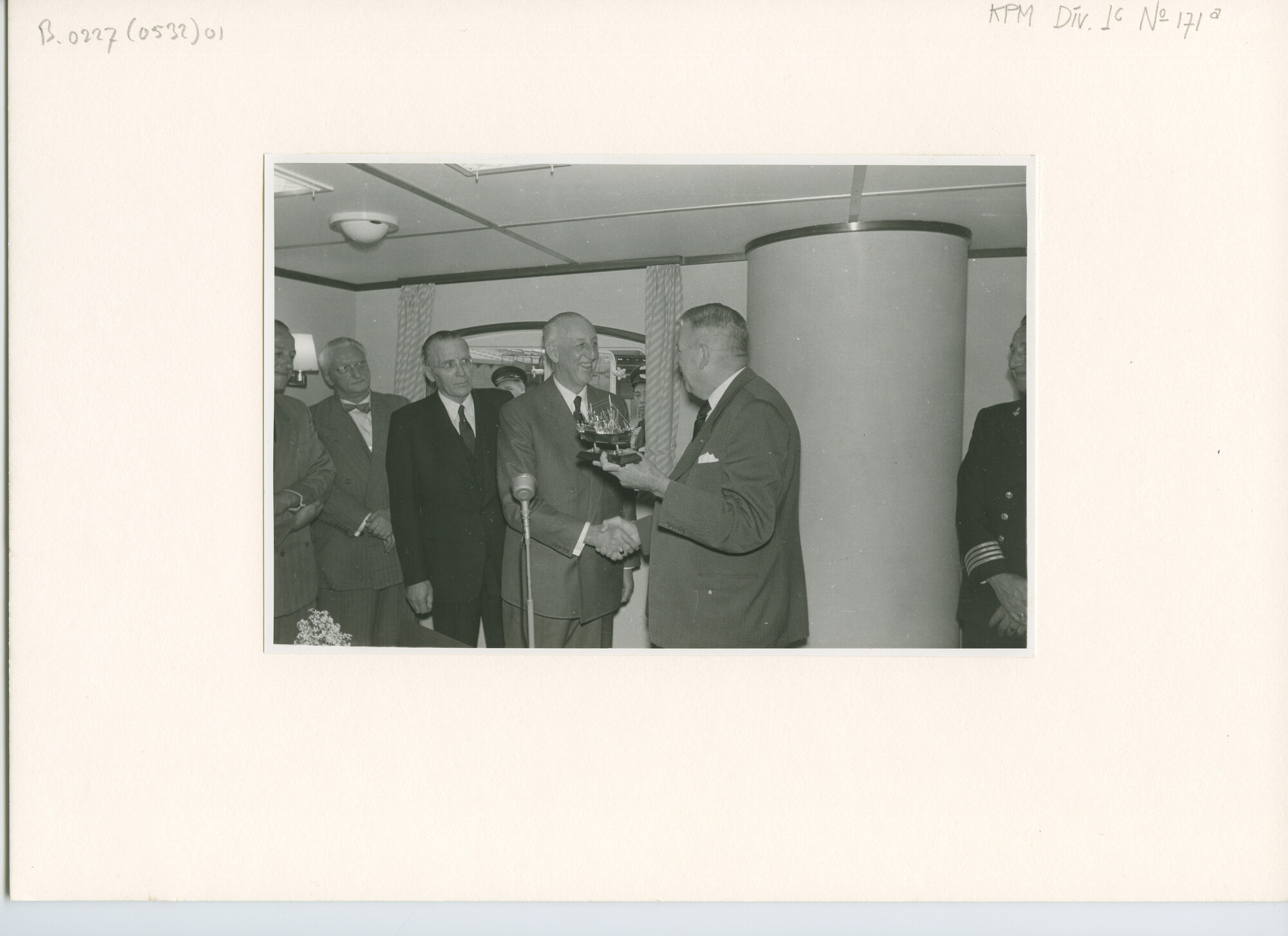B.0227(0532)01; Foto ter gelegenheid van de overdracht van ms. Van Neck; foto