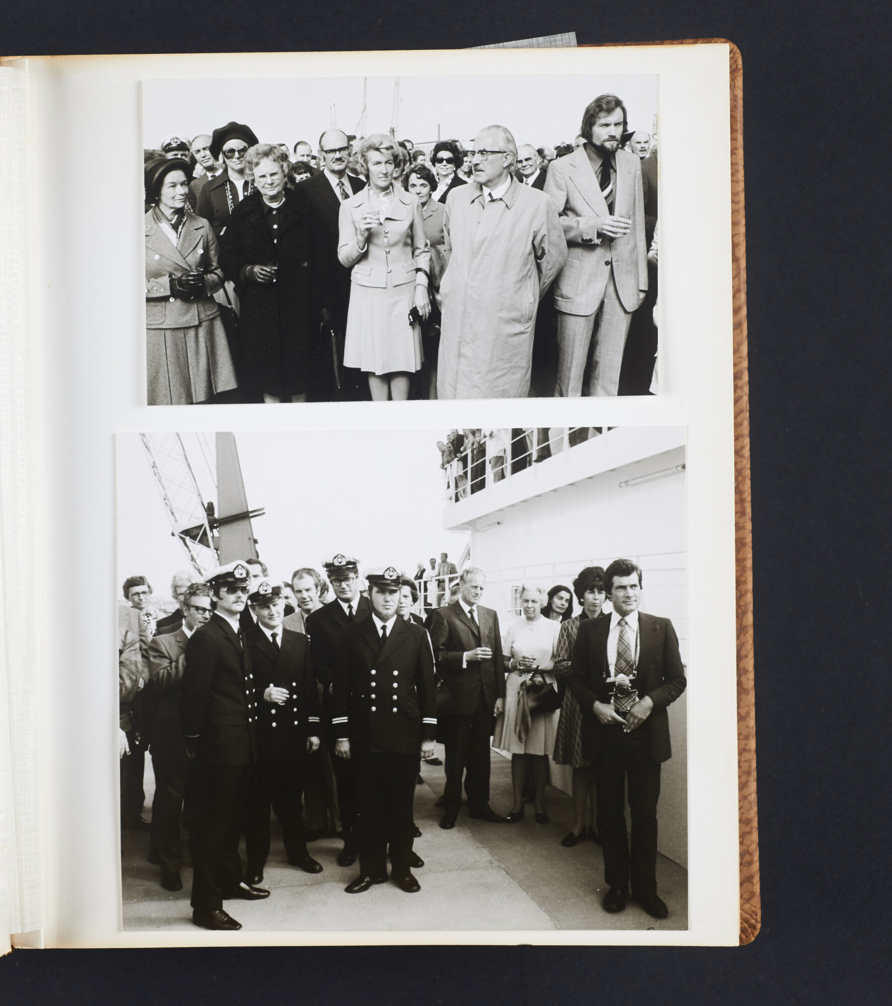 2016.2698; Fotoalbum van de bouw, de naamgeving en overdracht, het interieur en luchtopnamen van ms. Nedlloyd Delft; fotoalbum
