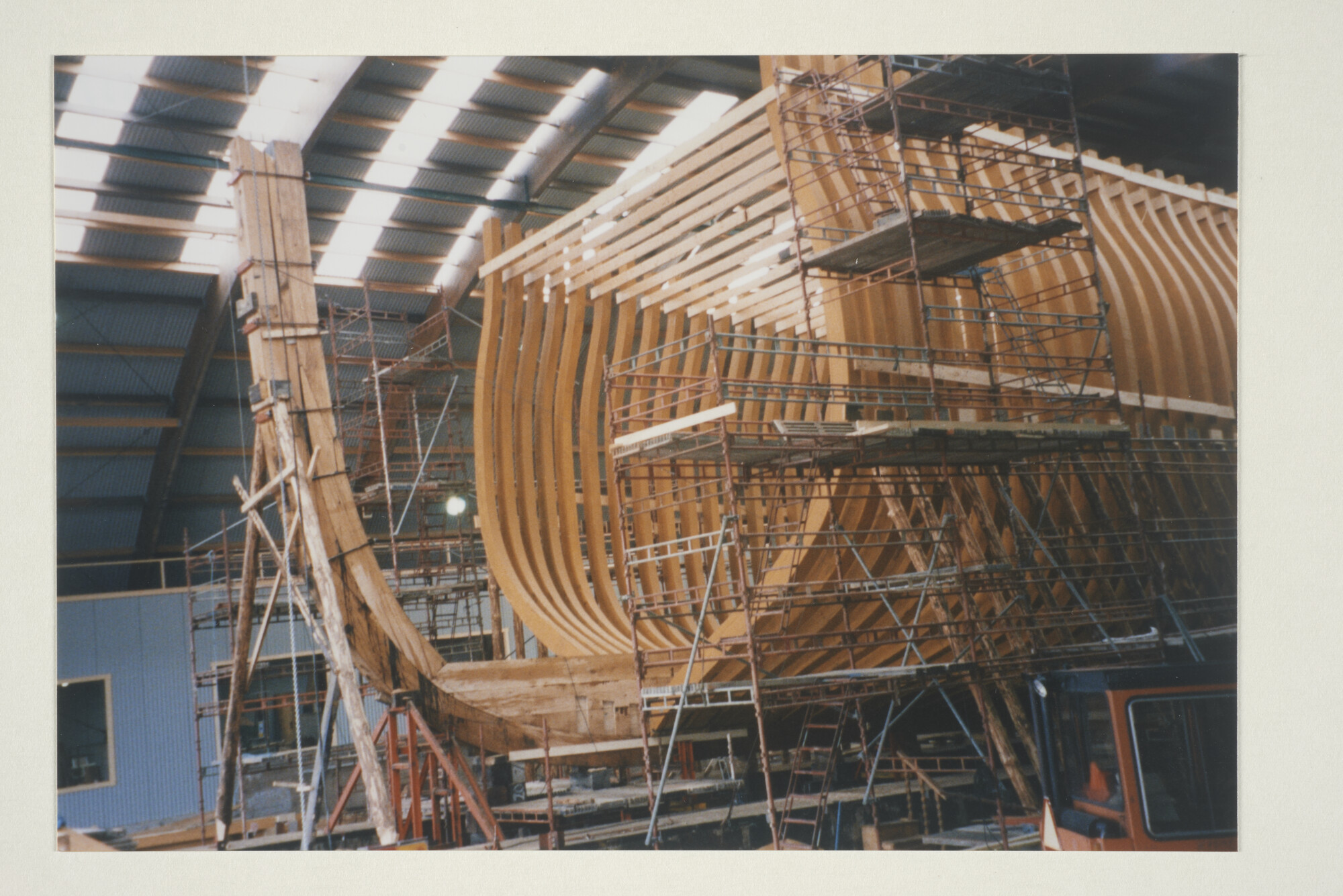 1998.1557; Kleurenfoto's van de bouw van de replica van het Zweedse retourschip Götheborg III in Gothenburg; fotoreportage