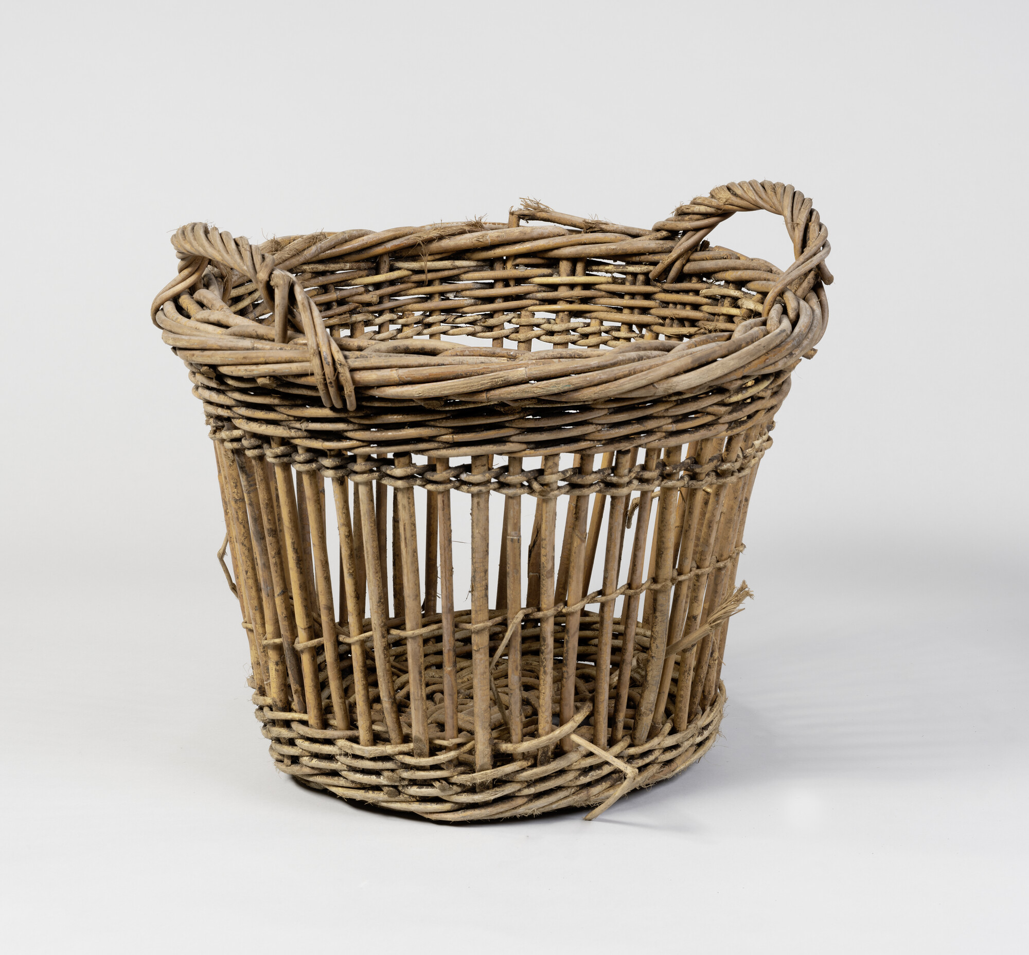 S.5929(02)a; Gevlochten haalmand met twee handgrepen; mand