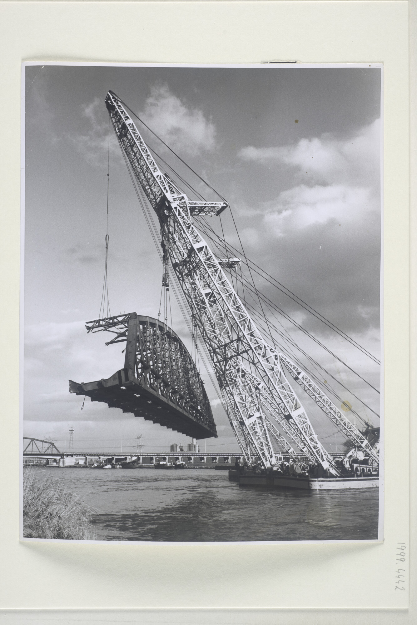 1999.4442; Het verwijderen van een deel van de oude spoorbrug over het Amsterdam-Rijnkanaal bij Diemen, 1973; foto