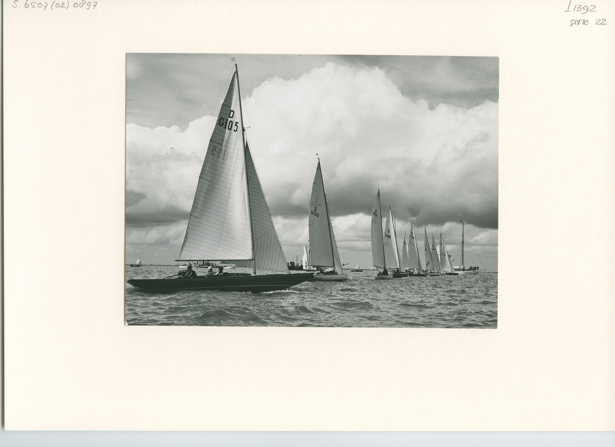 S.6507(02)0897.02; Zwart-wit foto van de Hollandweek II 1956: de Drakenklasse op het IJsselmeer; foto