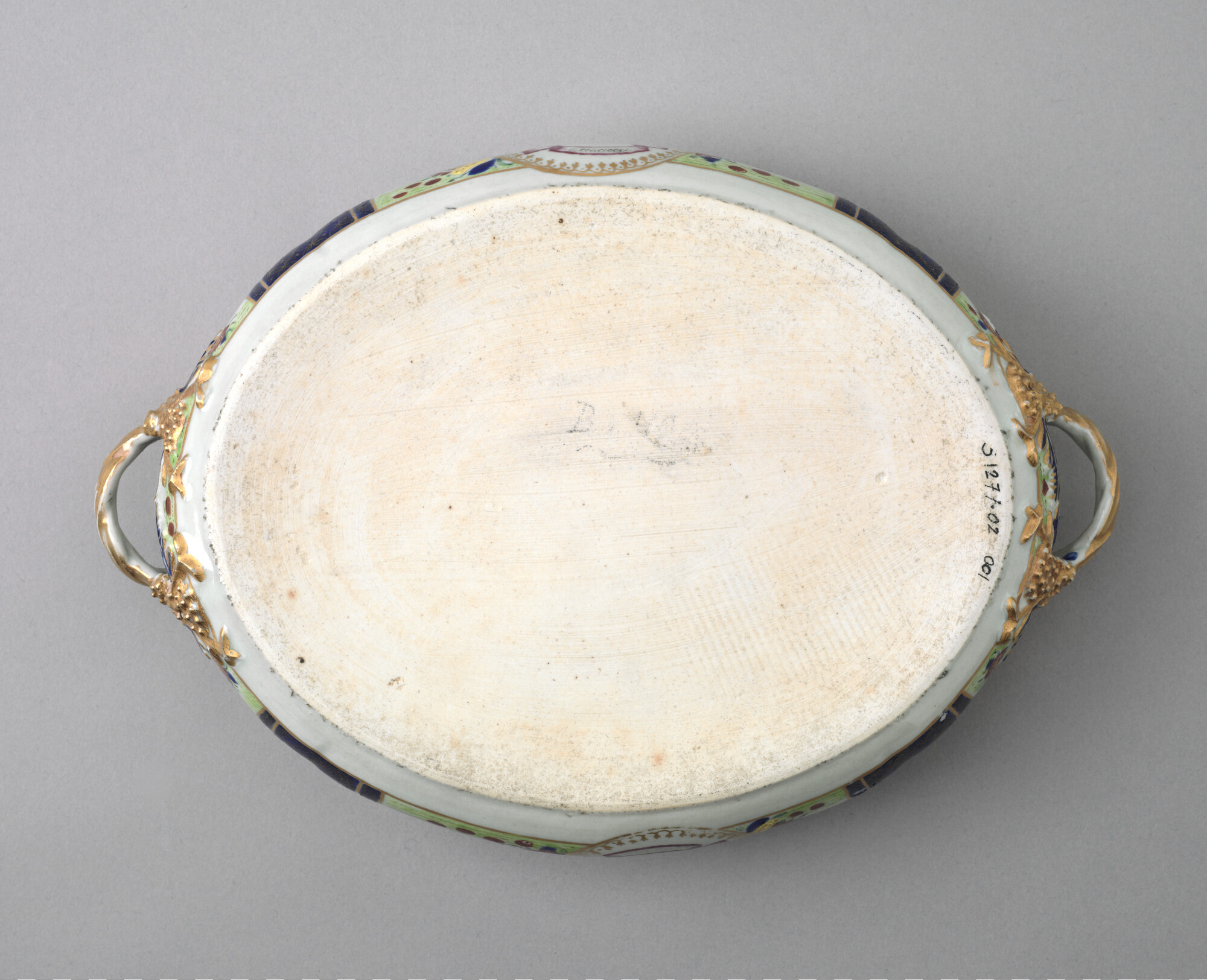 S.1277(02)01; Kleine ovale terrine met deksel, gedecoreerd met polychroom wapenschild; terrine