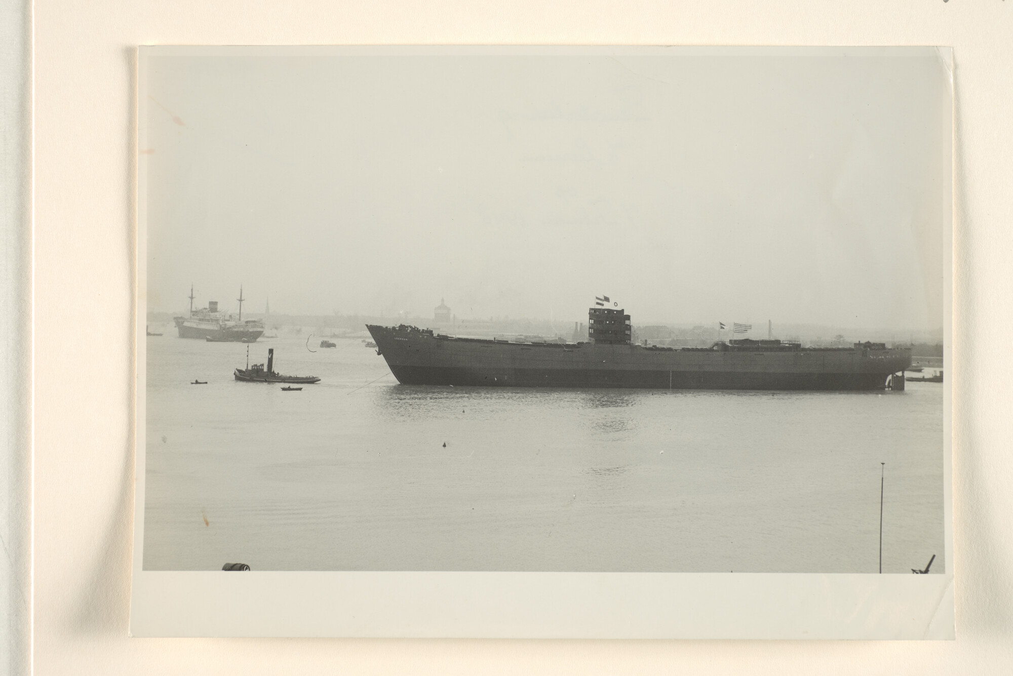 1996.0571; Foto's van de tewaterlating van het vrachtschip ms. 'Leersum' van de Stoomvaart Maatschappij 'Oostzee' bij de werf van P. Smit Jr; fotoreportage