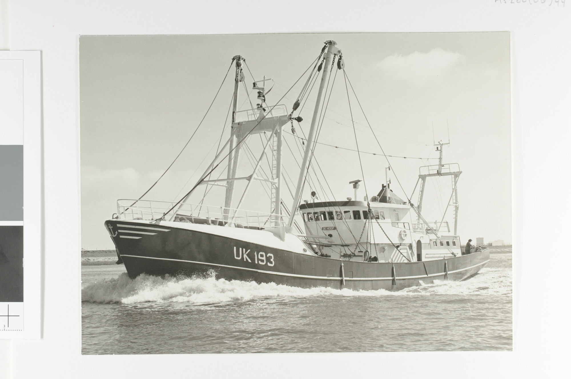 A.5260(08)44; De boomkorkotter De Hoop (UK 193) van L. Barends & Van Urk te Urk varende op de Nieuwe Waterweg tijdens de proefvaart; foto