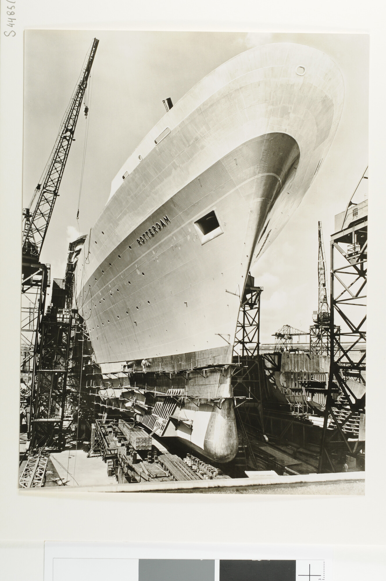 S.4485(01)5; Het passagiersschip ss. 'Rotterdam' van de Holland-Amerika Lijn in aanbouw bij de werf van de RDM te Rotterdam, augustus 1958; foto