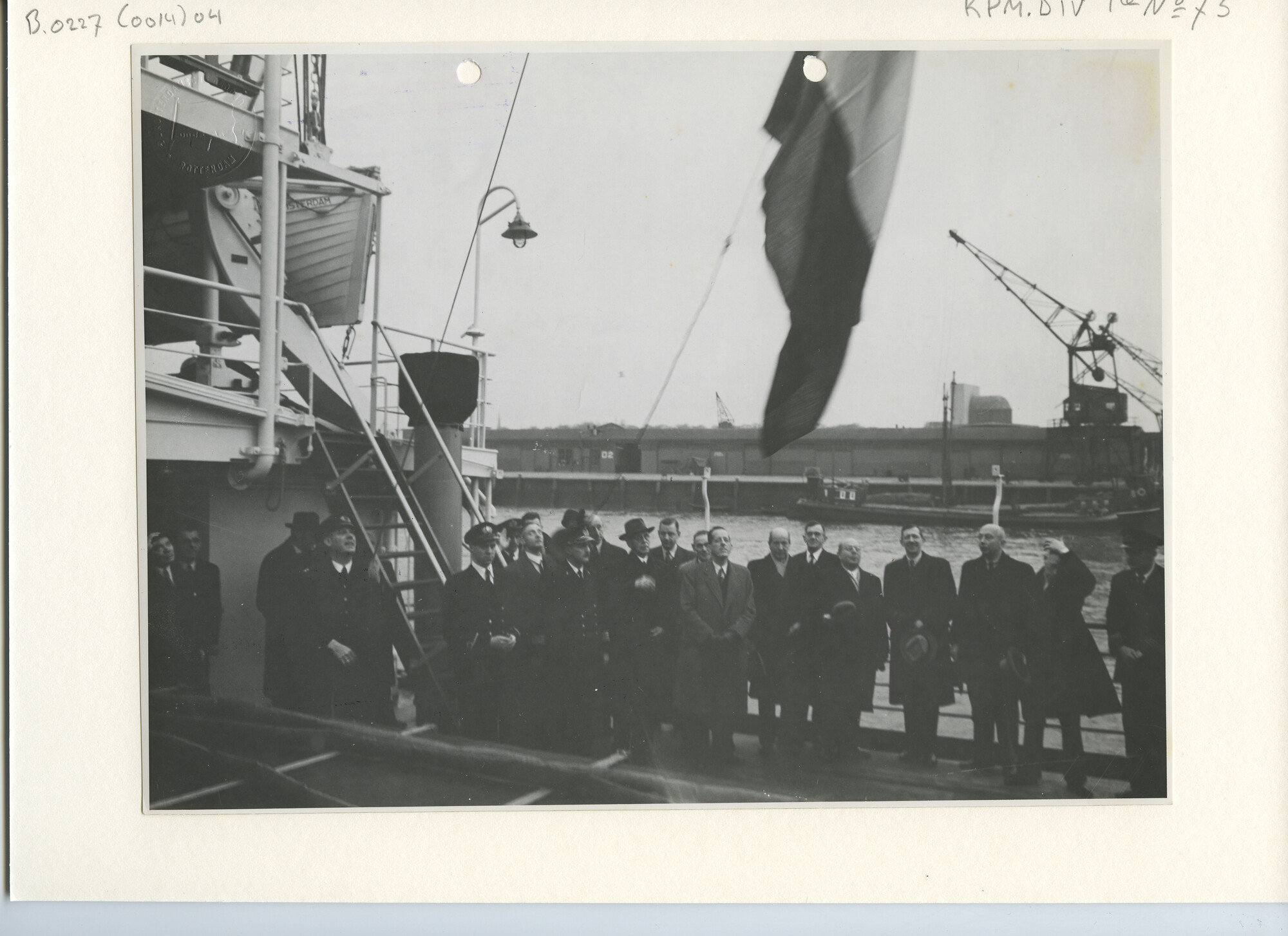 B.0227(0014)04; Foto van de overdracht van ms. 'Banggaai' door de Rotterdamsche Droogdok Maatschappij aan de KPM in Rotterdam [...]; foto