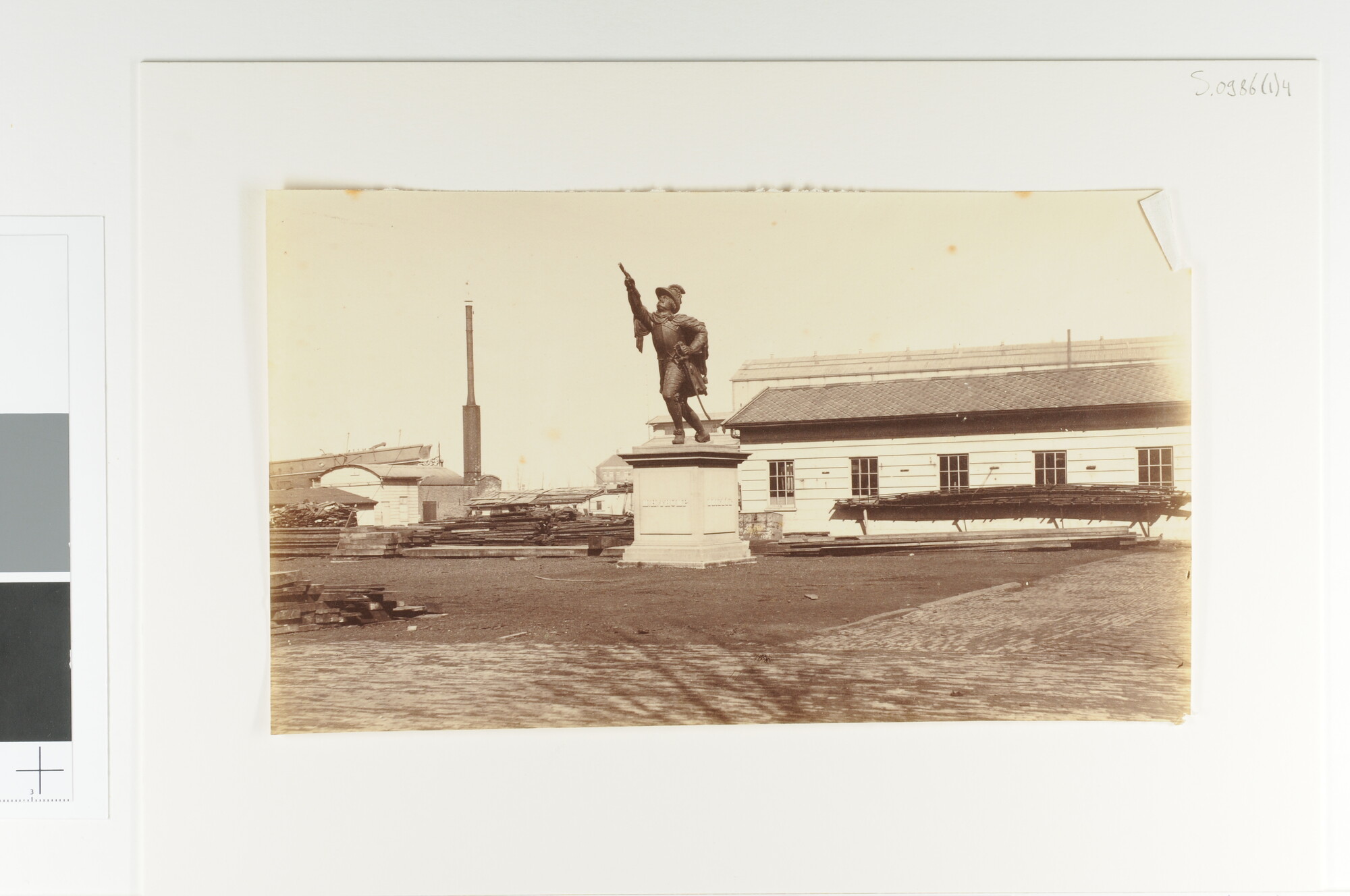 S.0986(01)04; Het schegbeeld van Maarten Harpertsz Tromp, geplaatst op een sokkel, op de Rijkswerf te Amsterdam; foto