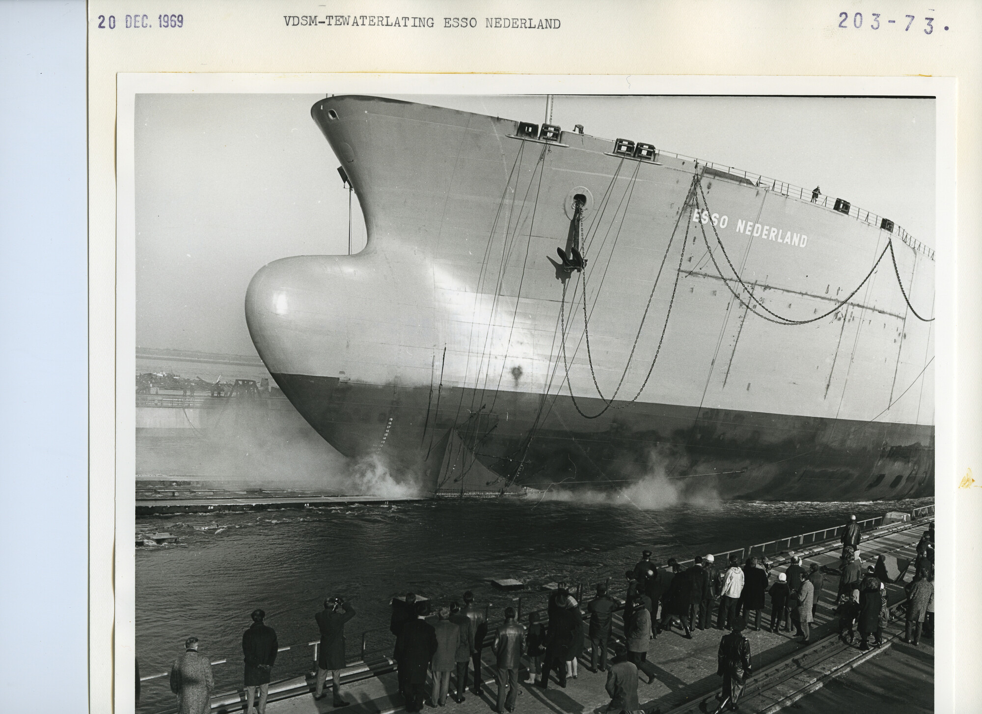 S.5444(5082)11; Foto van de tewaterlating van de mammoettanker Esso Nederland bij de VDSM; foto
