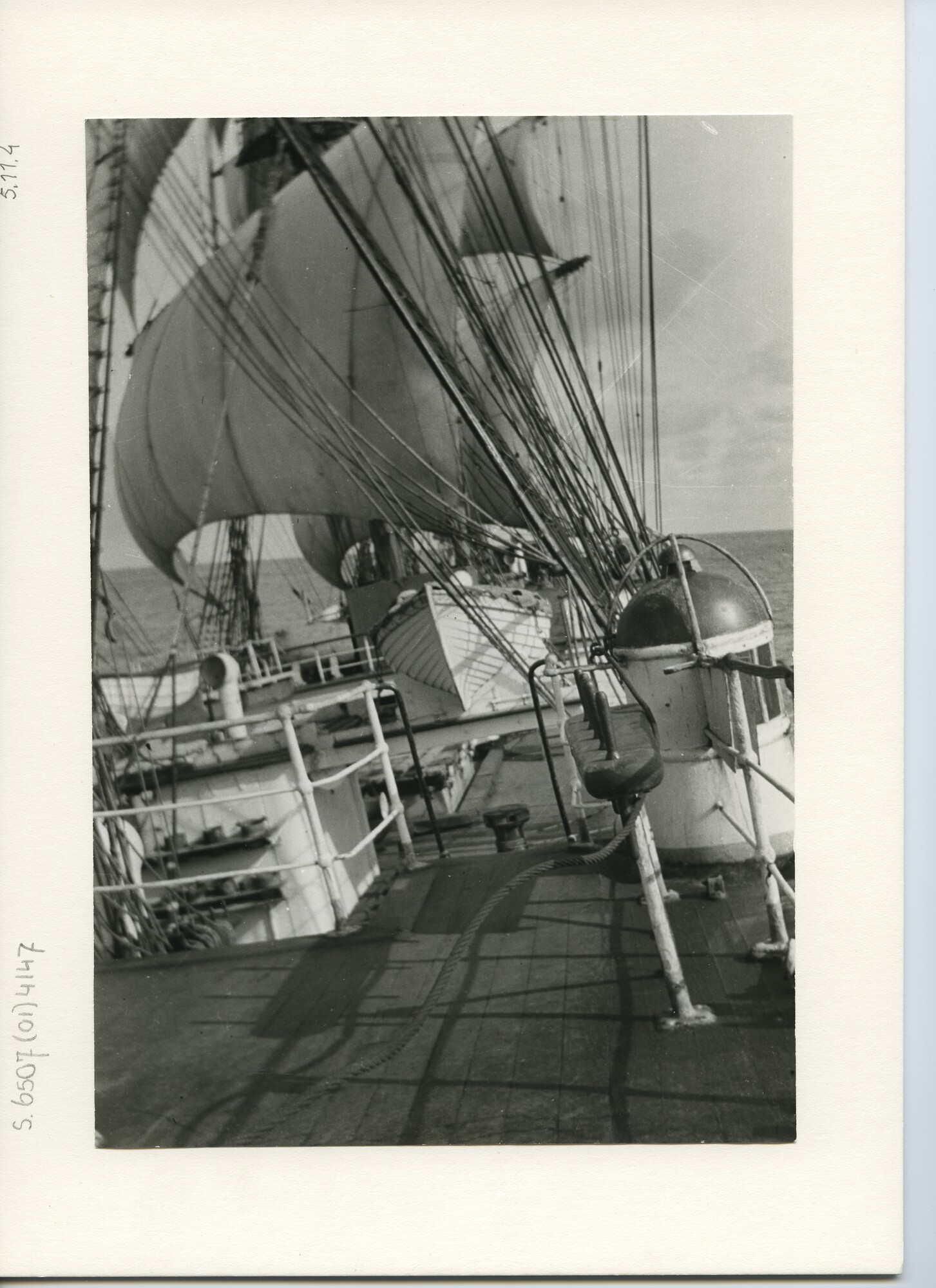 S.6507(01)4147; Dekaanzicht van de stalen viermastbark (windjammer) Herzogin Cecilie (1902-1939) zeilend op zee; foto