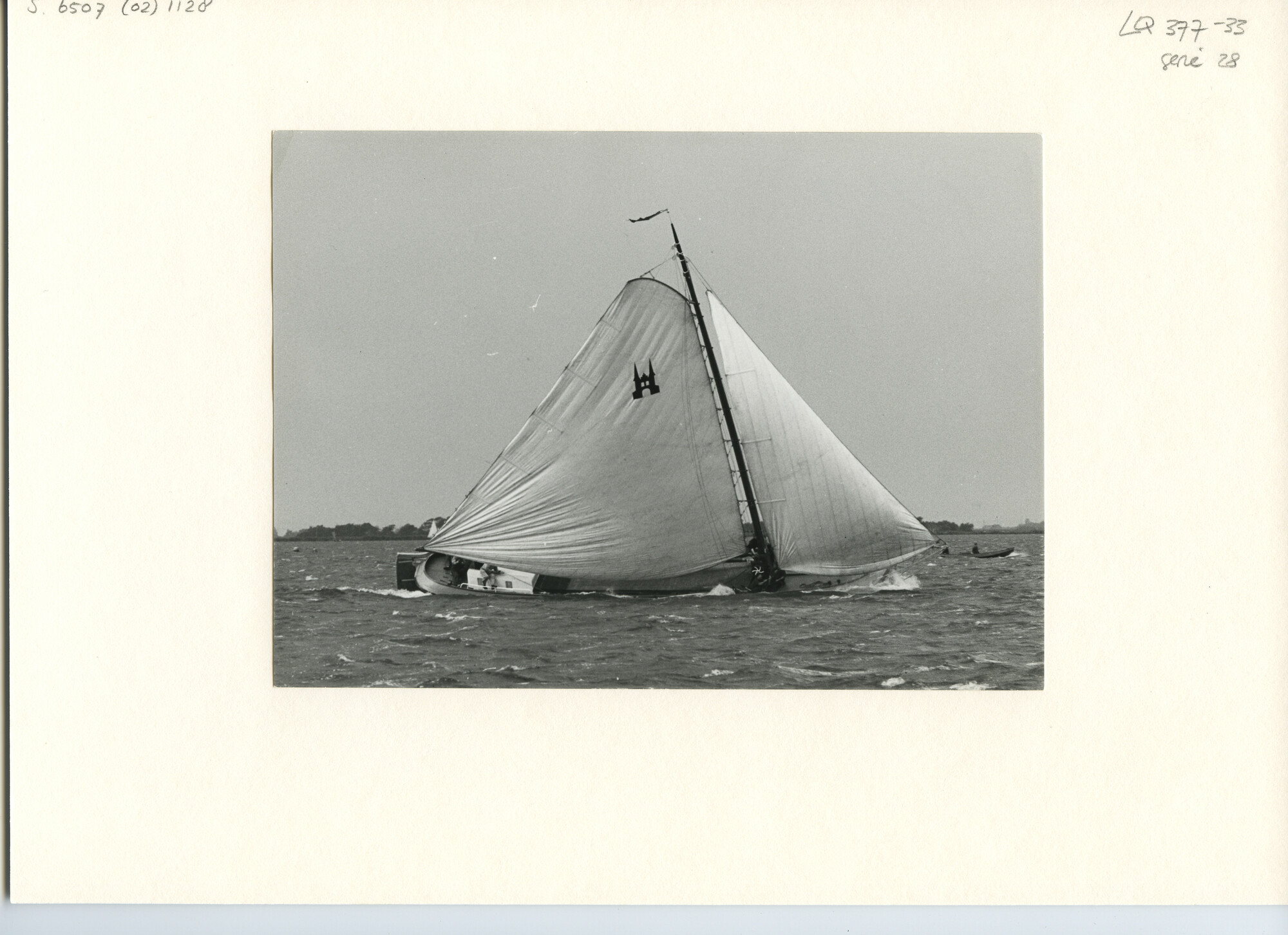 S.6507(02)1128.02; Zwart-wit foto van het skûtsjesilen op de Fluessen met een aanwakkerende wind.; foto