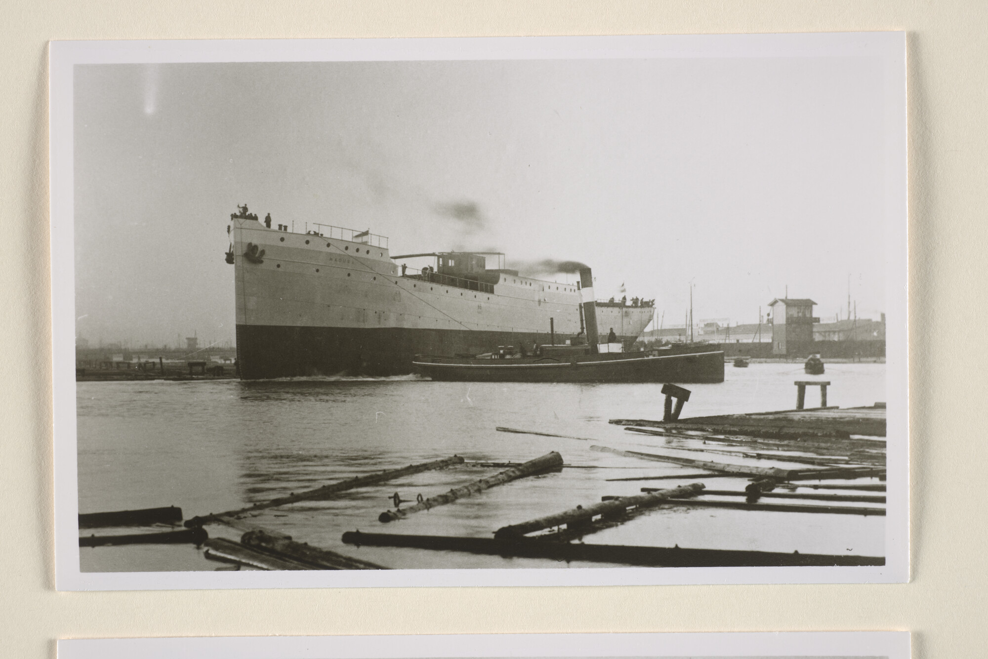 1995.1821; Reproductiefoto's van de tewaterlating van het vrachtschip ss. Madura van de SMN; fotoreportage