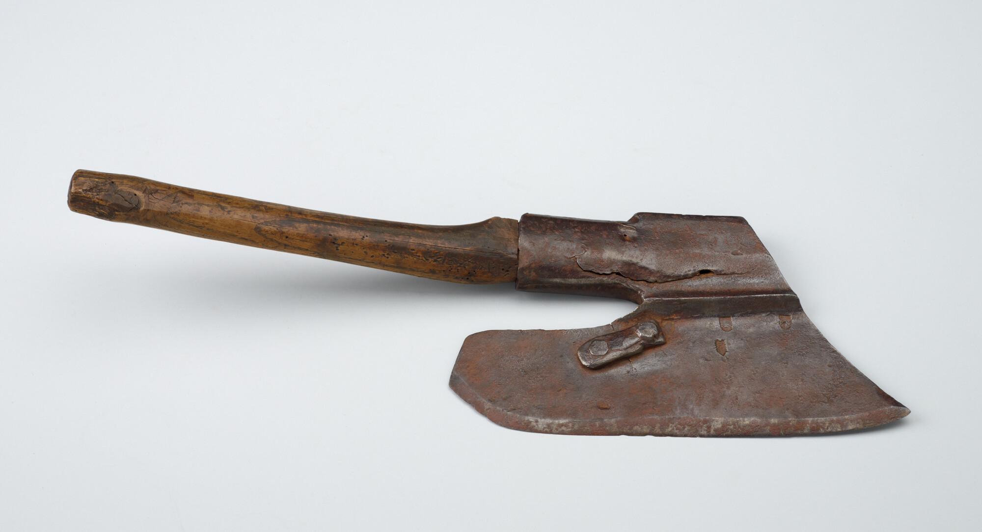 A.4897; Afkantbijl of kanthouwer, gehard ijzer, gladde kant links met naar rechts gebogen steel; bijl