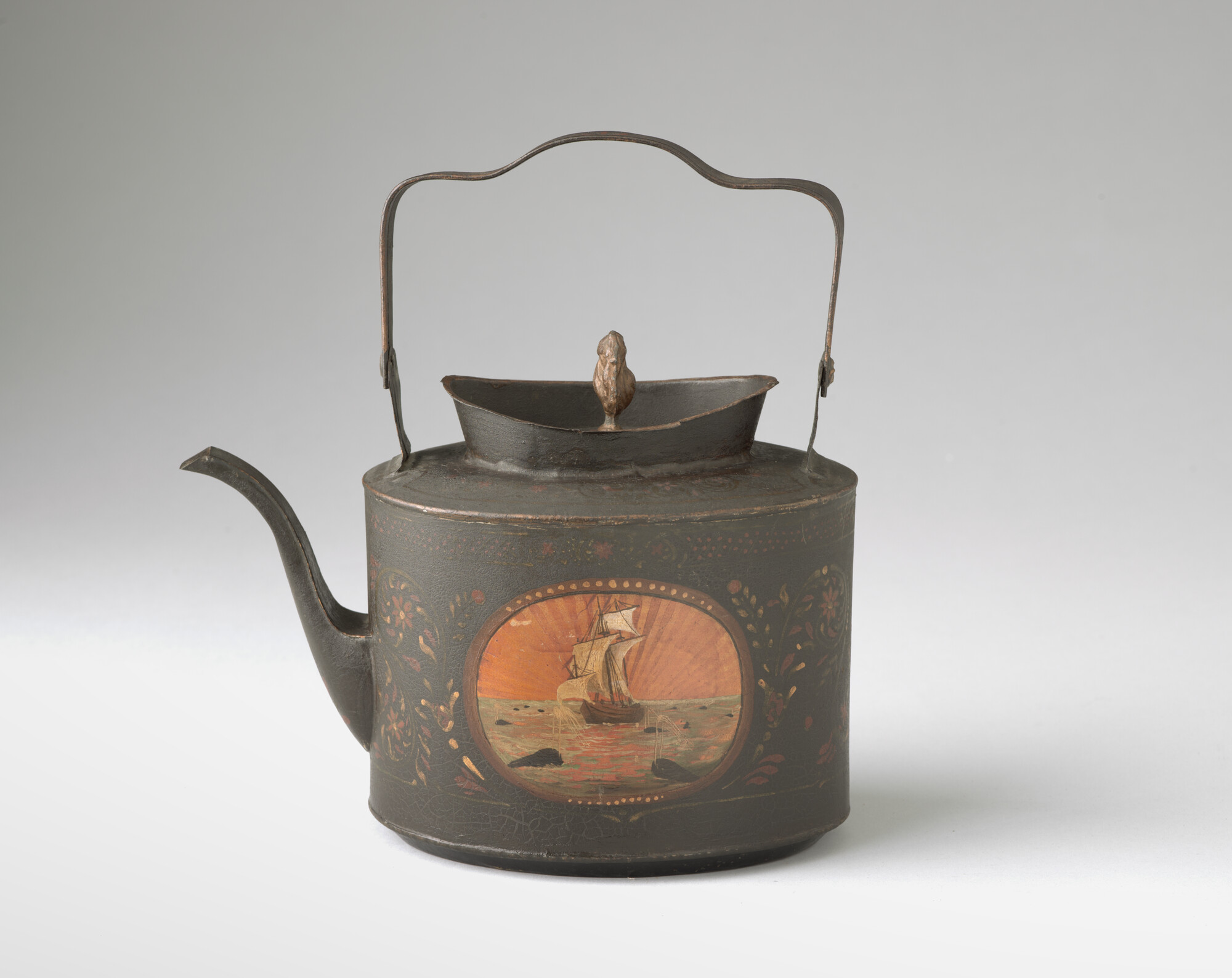 2012.0117-2; Theepot met afbeeldingen van walvisvaart; theepot