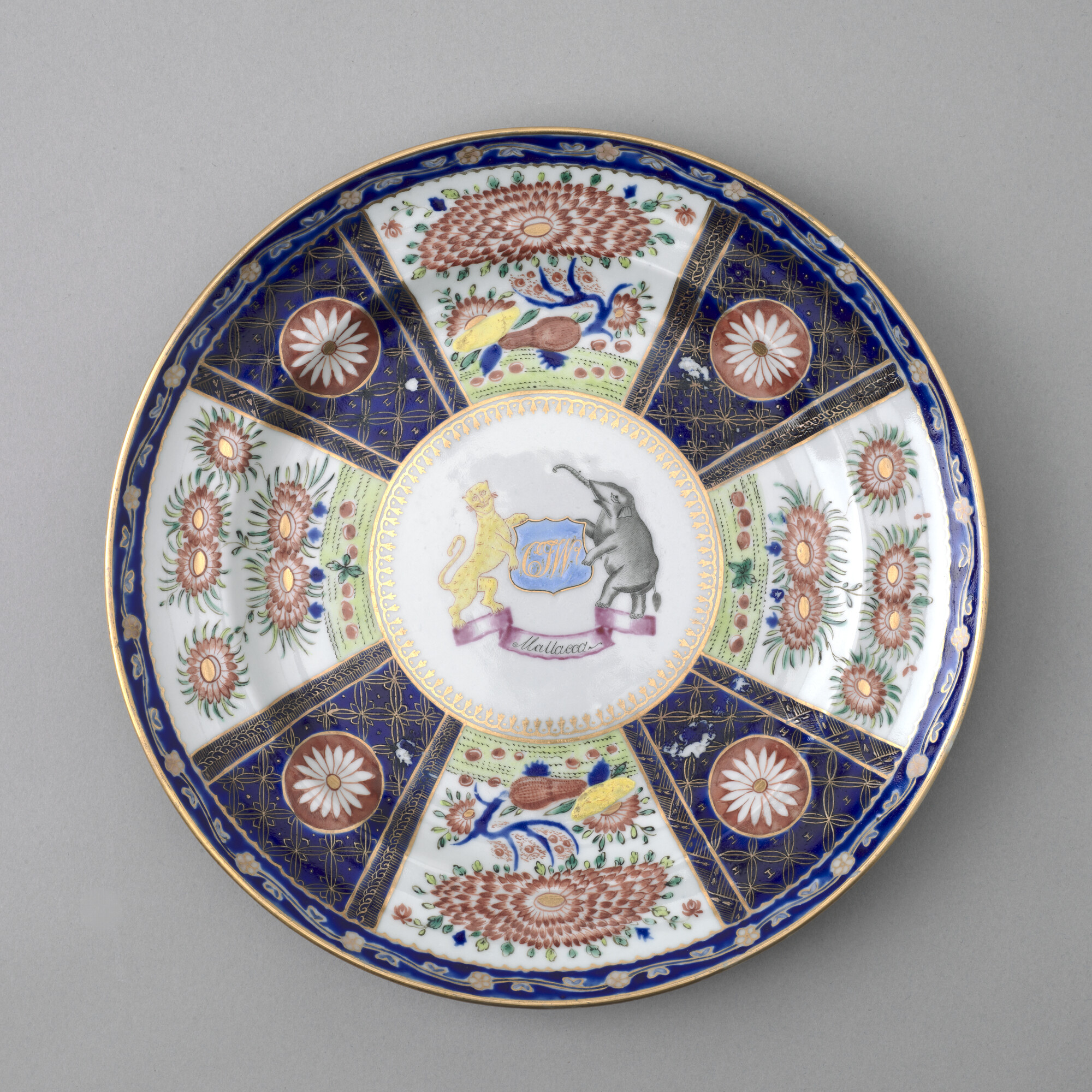 S.1277(02)36; Groot, plat bord gedecoreerd met polychroom wapenschild; plat bord