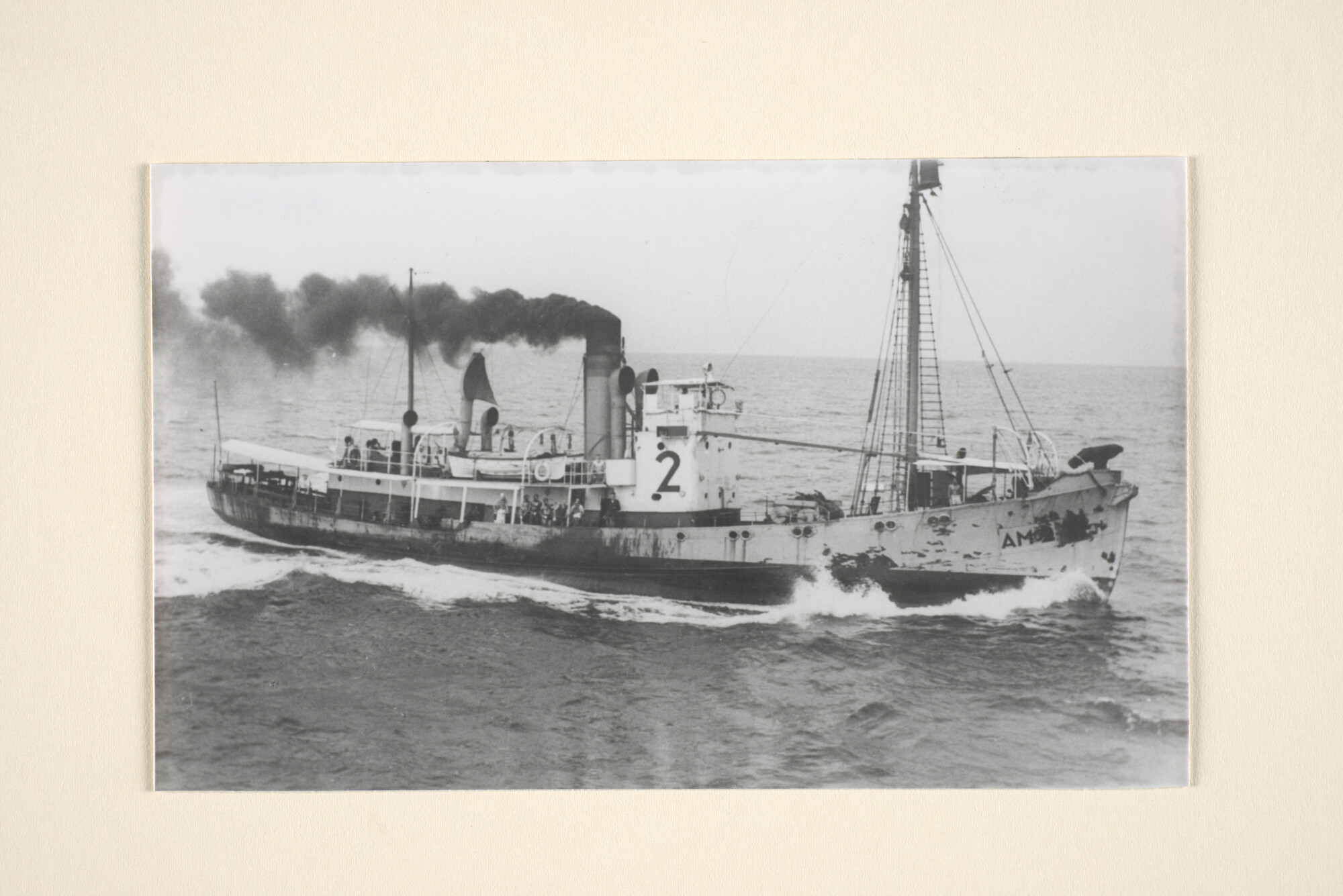 1996.0641; De walvisjager 'Albert W. Vinke' (AM 2), gezien vanaf het walvismoederschip ms. Willem Barendsz (I); foto