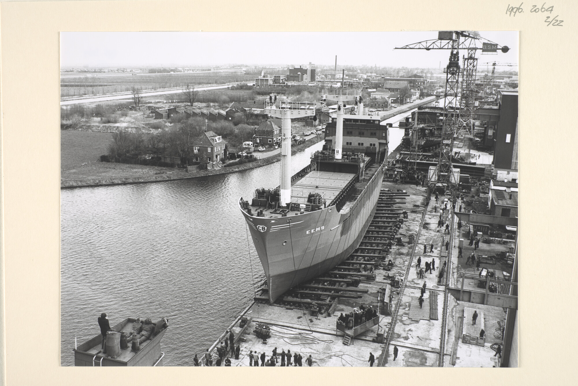1996.2064; Foto's van de tewaterlating van de coaster ms. 'Eems' van C. Bos te Schiedam; fotoreportage