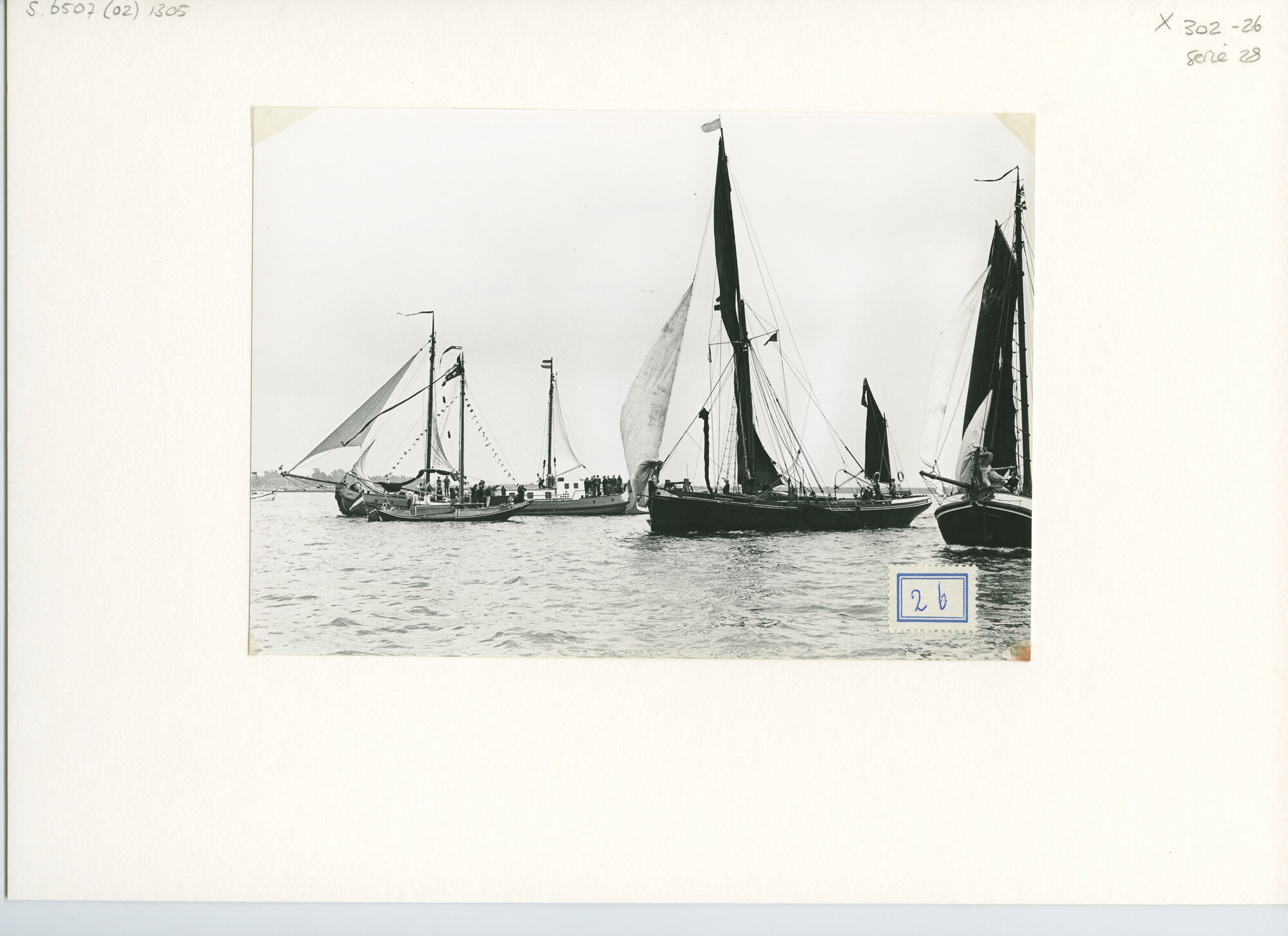 S.6507(02)1305.01; Zwart-wit foto van de reünie van ronde en platbodemjachten te Willemstad; foto