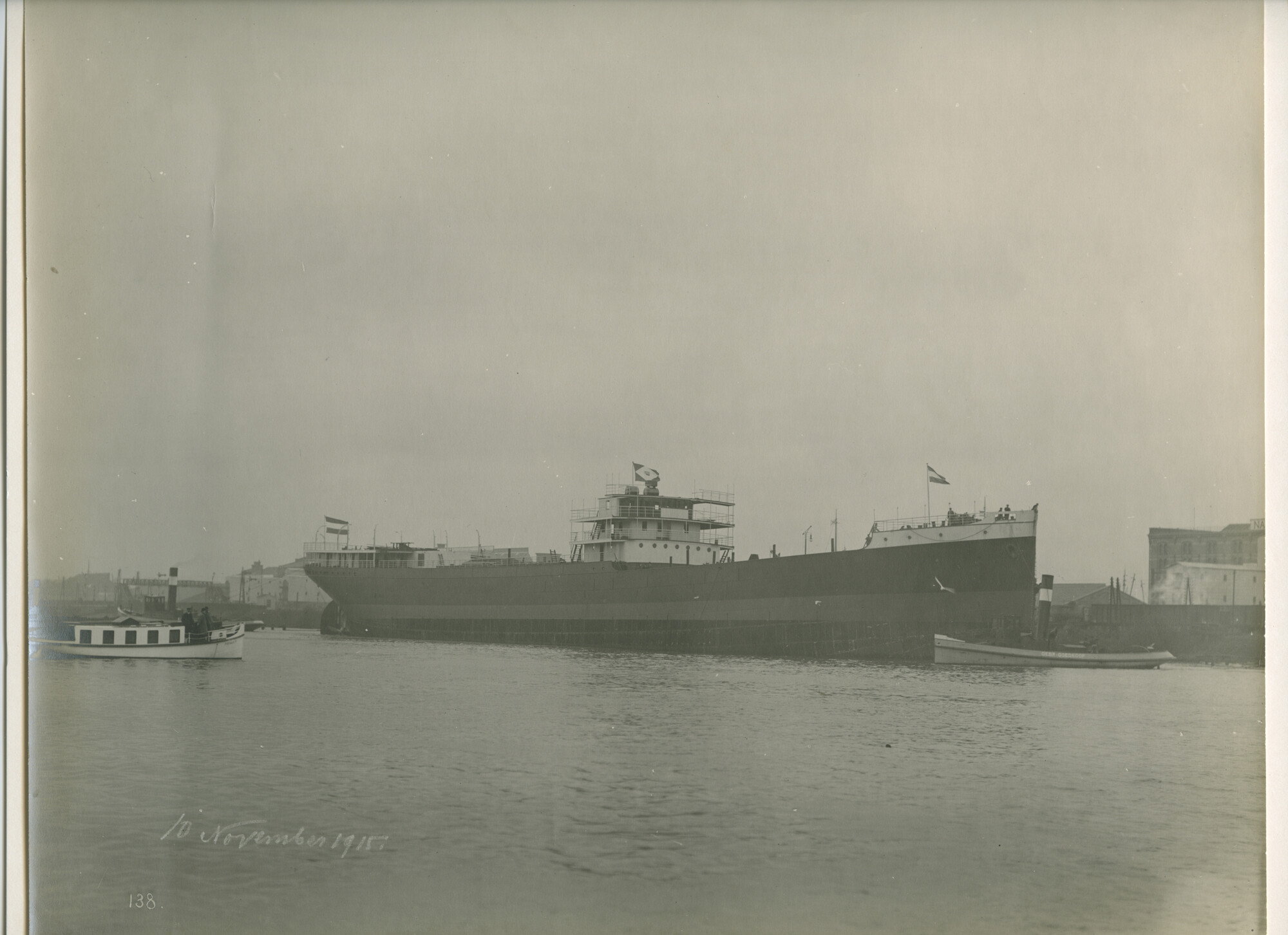 S.5444(00444)02; Foto van de tewaterlating van de kolenboot ss. 'Ombilin'; foto