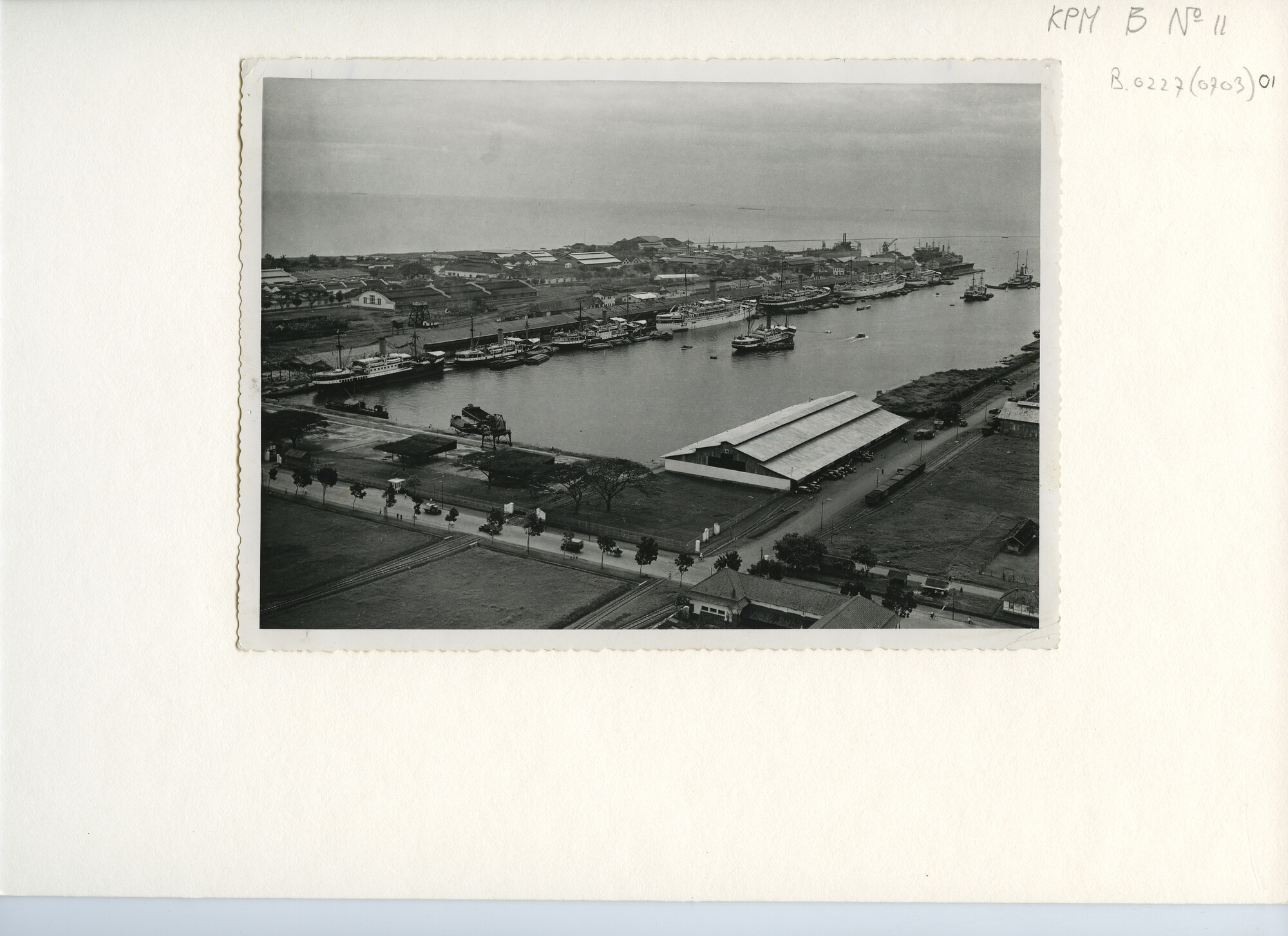 B.0227(0703)01; De Eerste Binnenhaven van Tandjong Priok gezien vanaf de radio- mast van 'Radio Holland'; foto