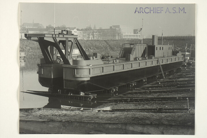 S.5219(12)0233; Foto's van de doop en tewaterlating van de emmerbaggermolen 'Westgeul'; fotoreportage