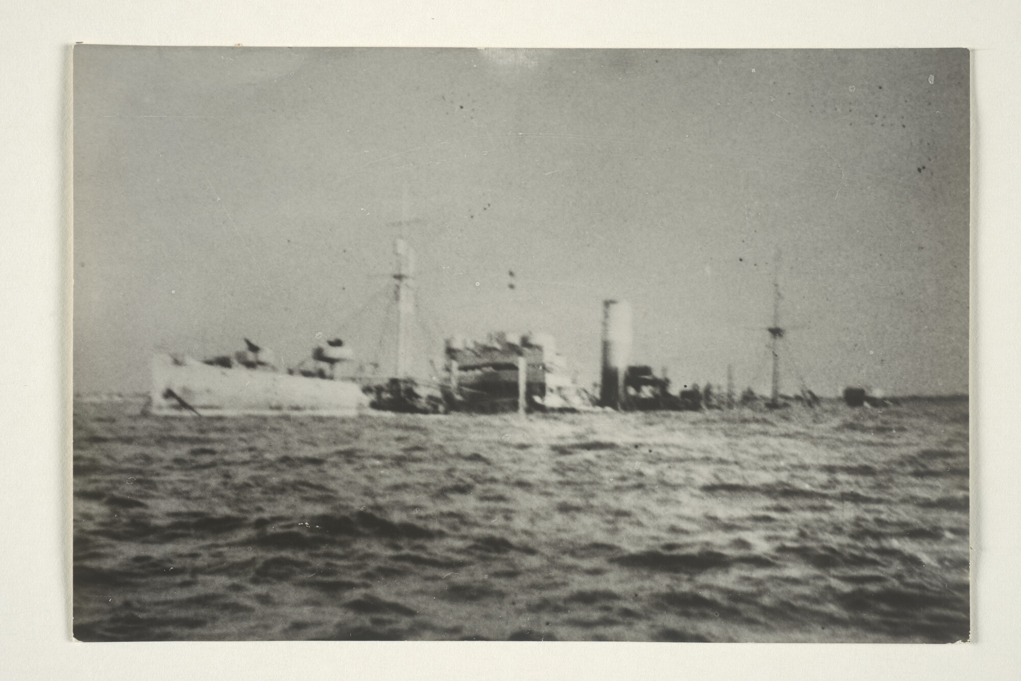 2000.3379; Foto's van het gestrande en gezonken vrachtschip ms. 'Palembang' van de Rotterdamsche Lloyd vlak voor de haven van Alexandrië november 1944; fotoreportage