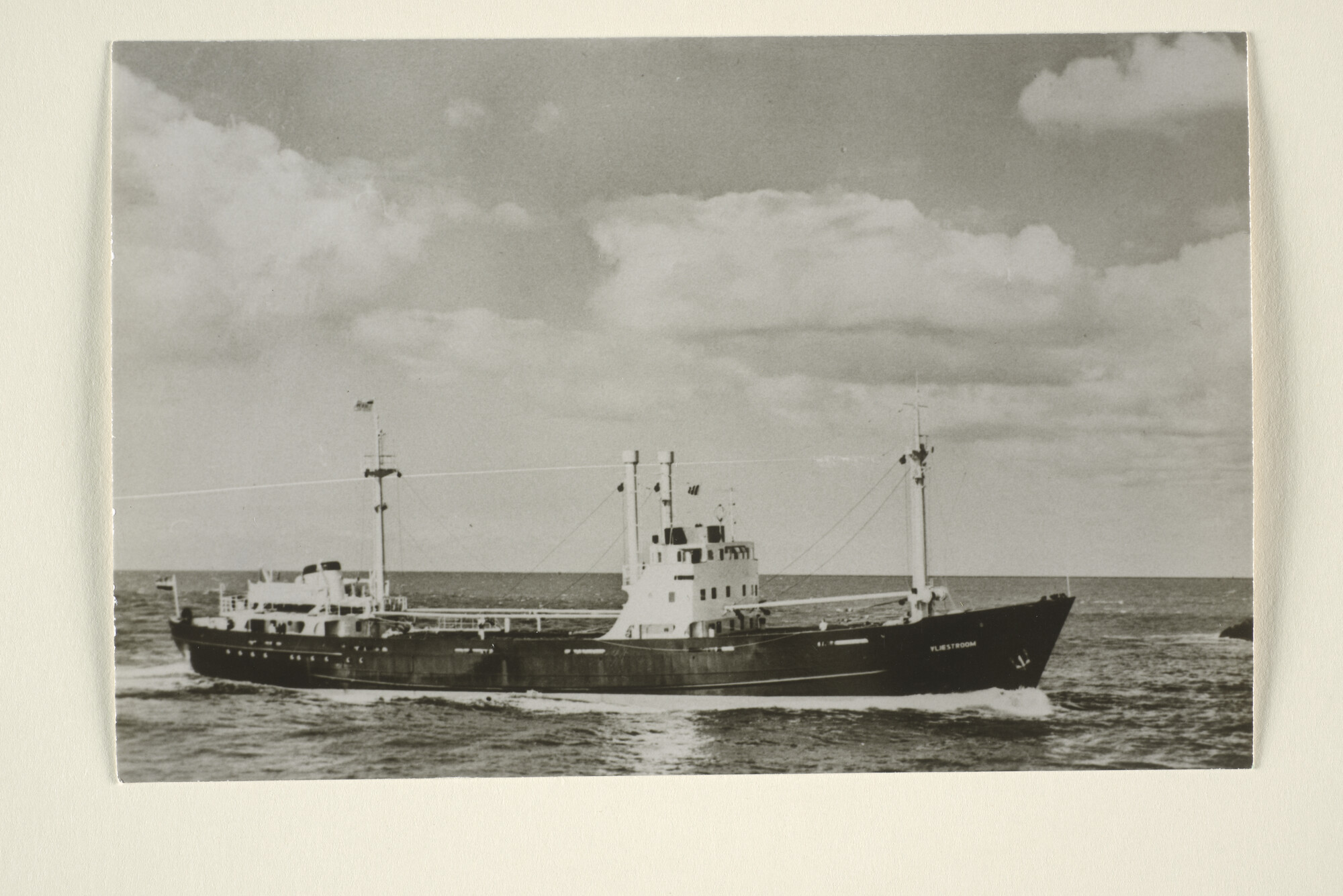 1995.6358; Het vrachtschip ms. Vliestroom van de Hollandsche Stoomboot Maatschappij [...]; foto