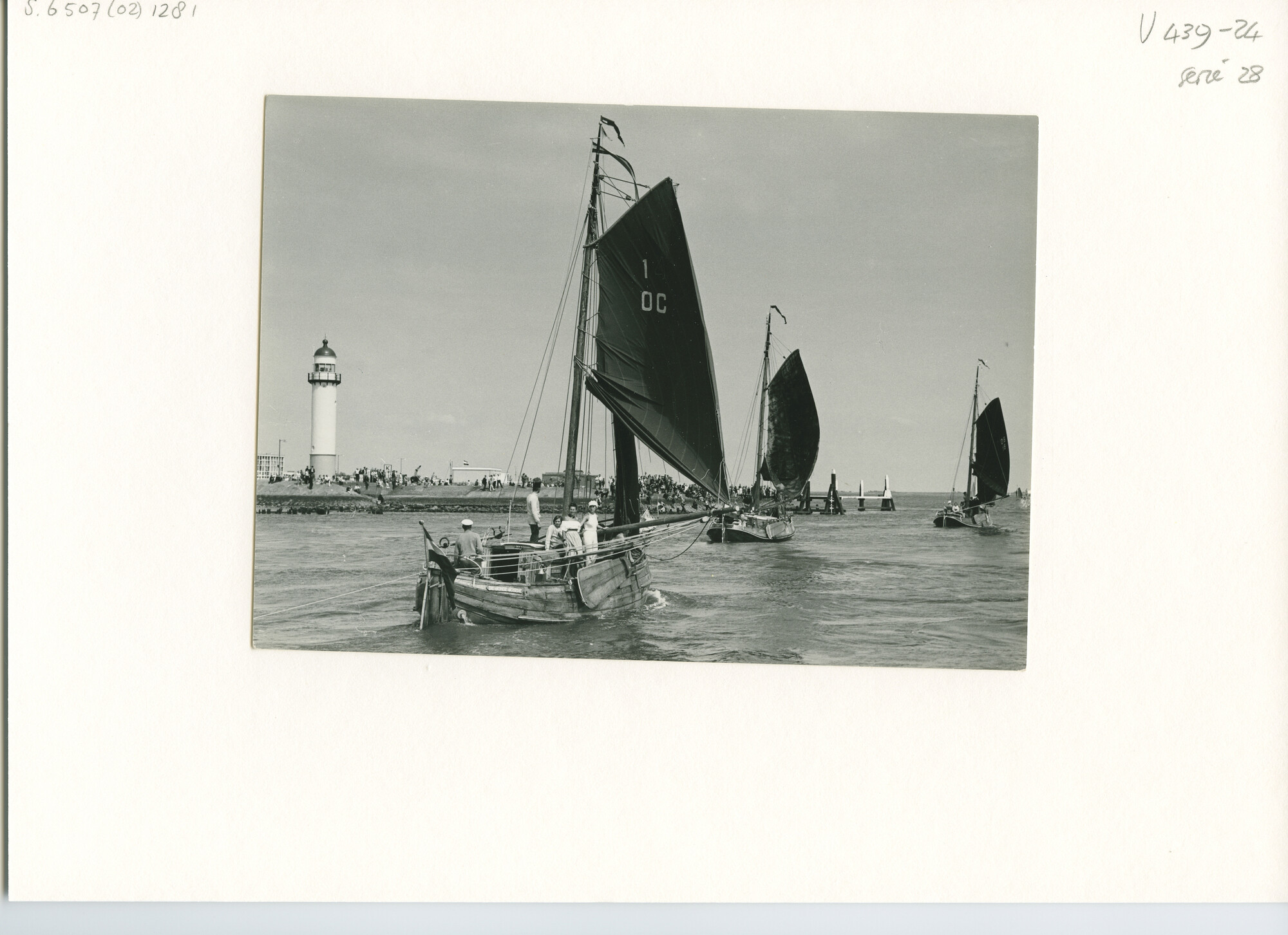 S.6507(02)1281.03; Zwart-wit foto van de reünie van ronde en platbodemjachten te Hellevoetsluis; foto