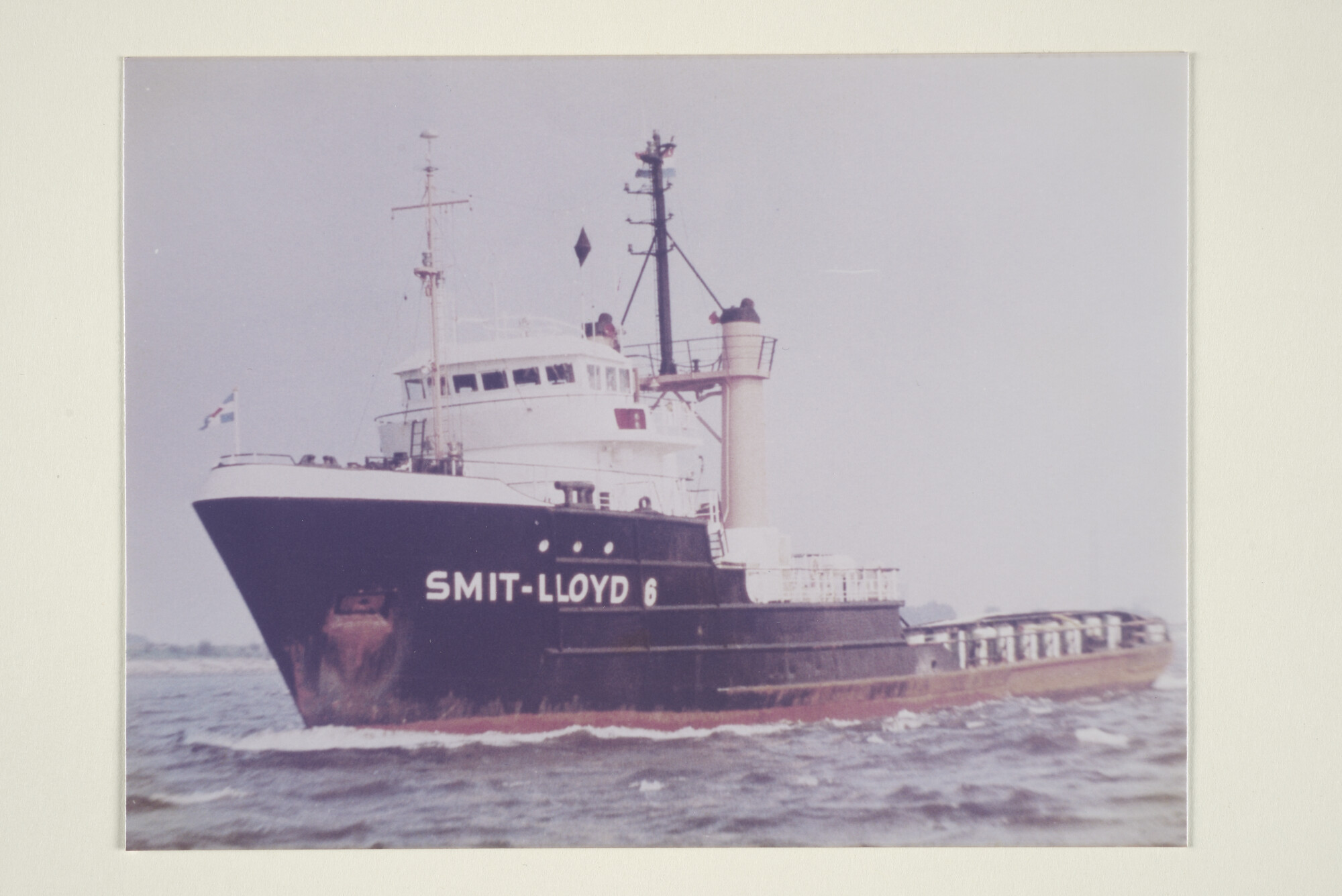 1997.4697; Kleurenfoto van het bevoorradingsschip 'Smit Lloyd 6' van Smit Lloyd BV; foto