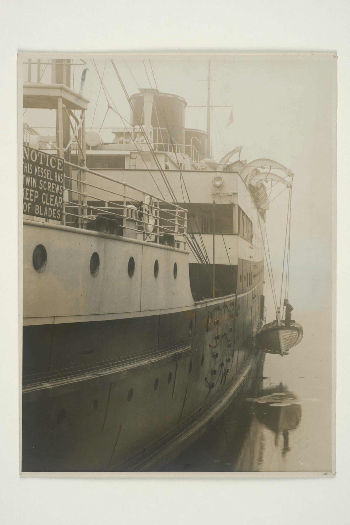 1999.1452; Foto's van het strijken van een sloep vanaf het Ierse passagiersschip ms. 'Ulster Prince' van de Belfast Steamship Compagny uit Belfast; fotoreportage