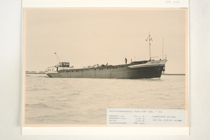 1994.1039; (Voorheen) Album met fotos van bij Scheepswerf Van Goor Monnickendam; fotoalbum