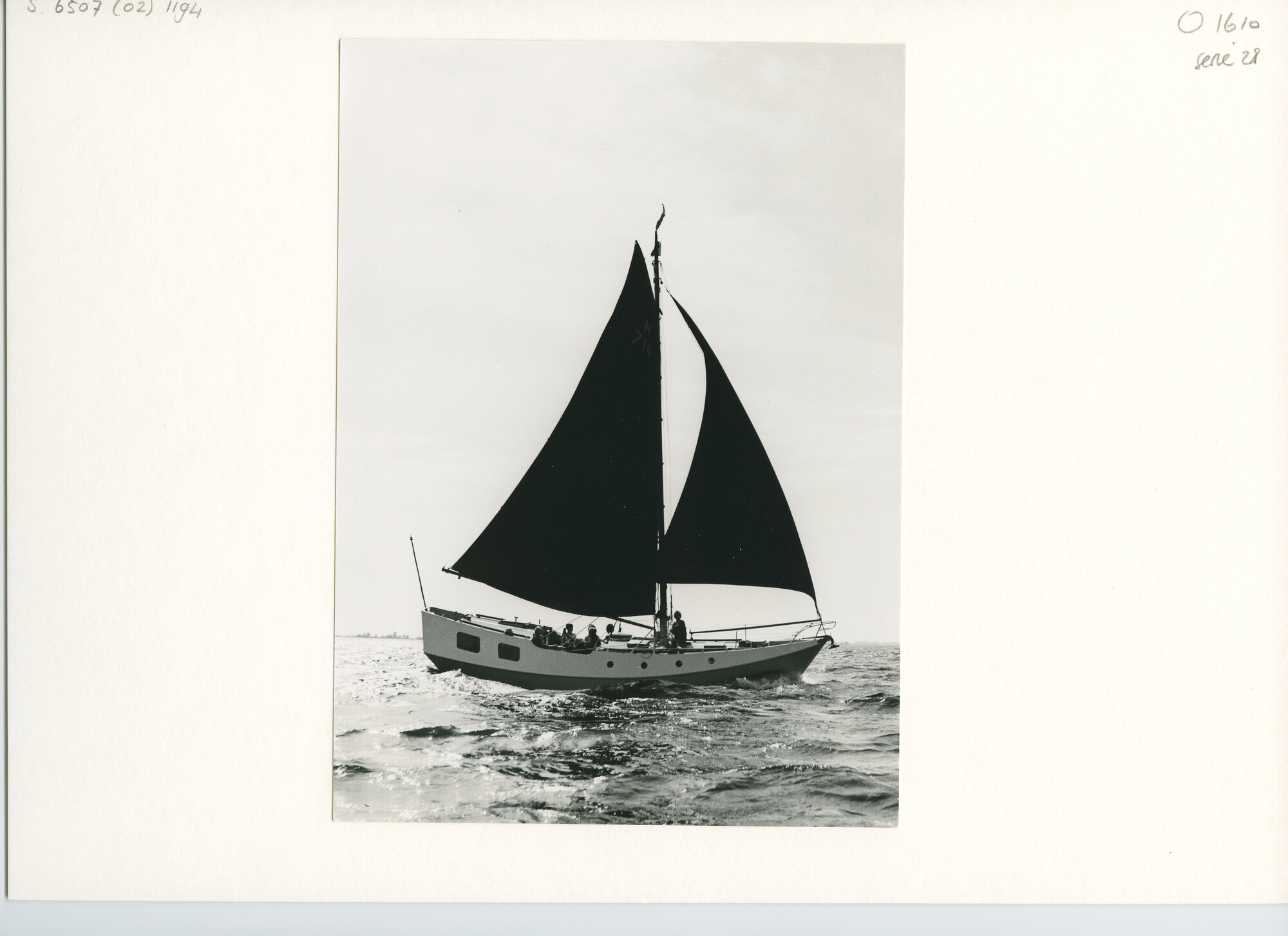 S.6507(02)1194; Zwart-wit foto van een wedstijd voor ronde en platbodemjachten op de Westeinderplassen; foto