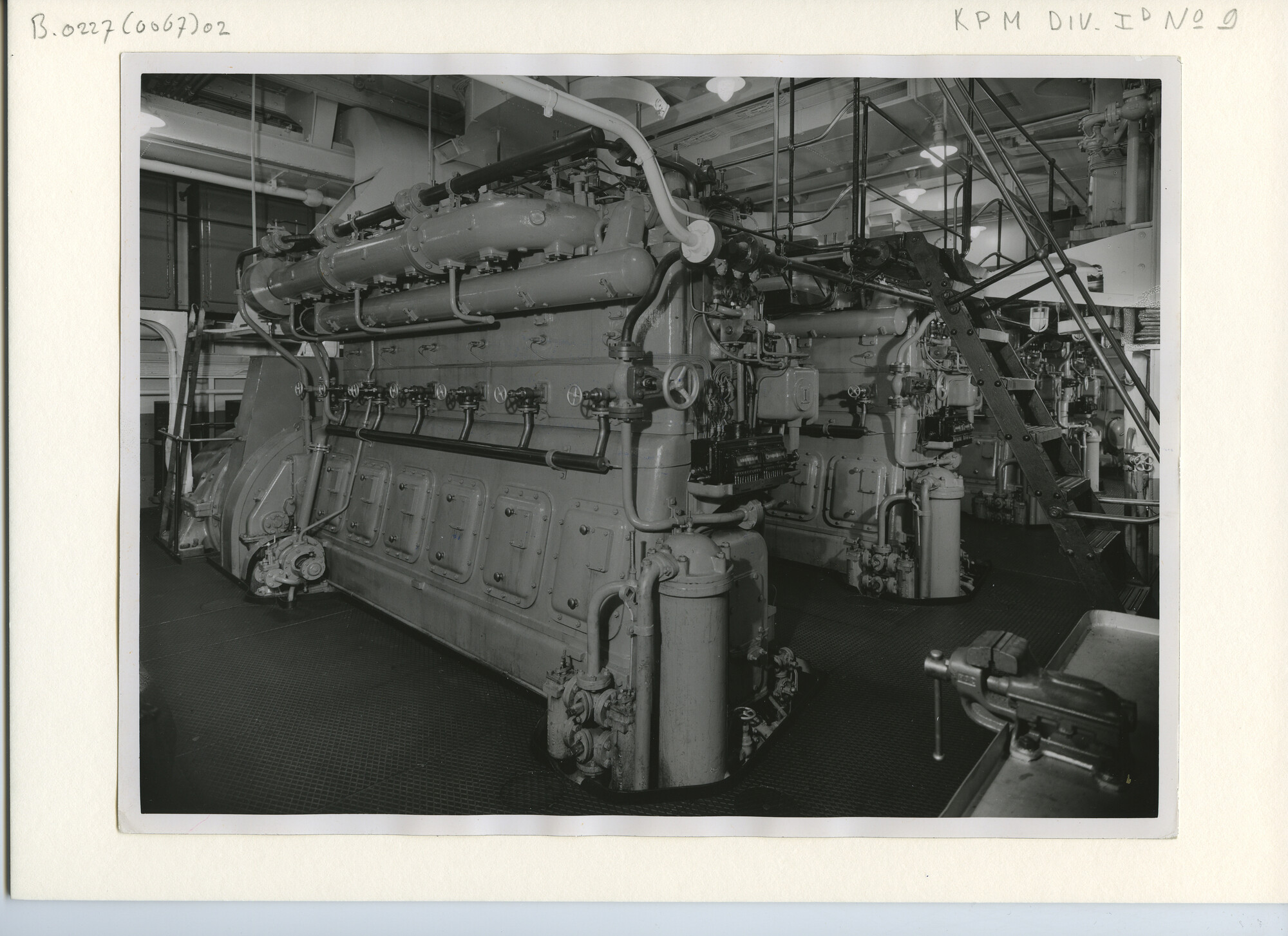 B.0227(0067)02; Detailfoto van de hulpmotoren van het ms "Boissevain"; foto